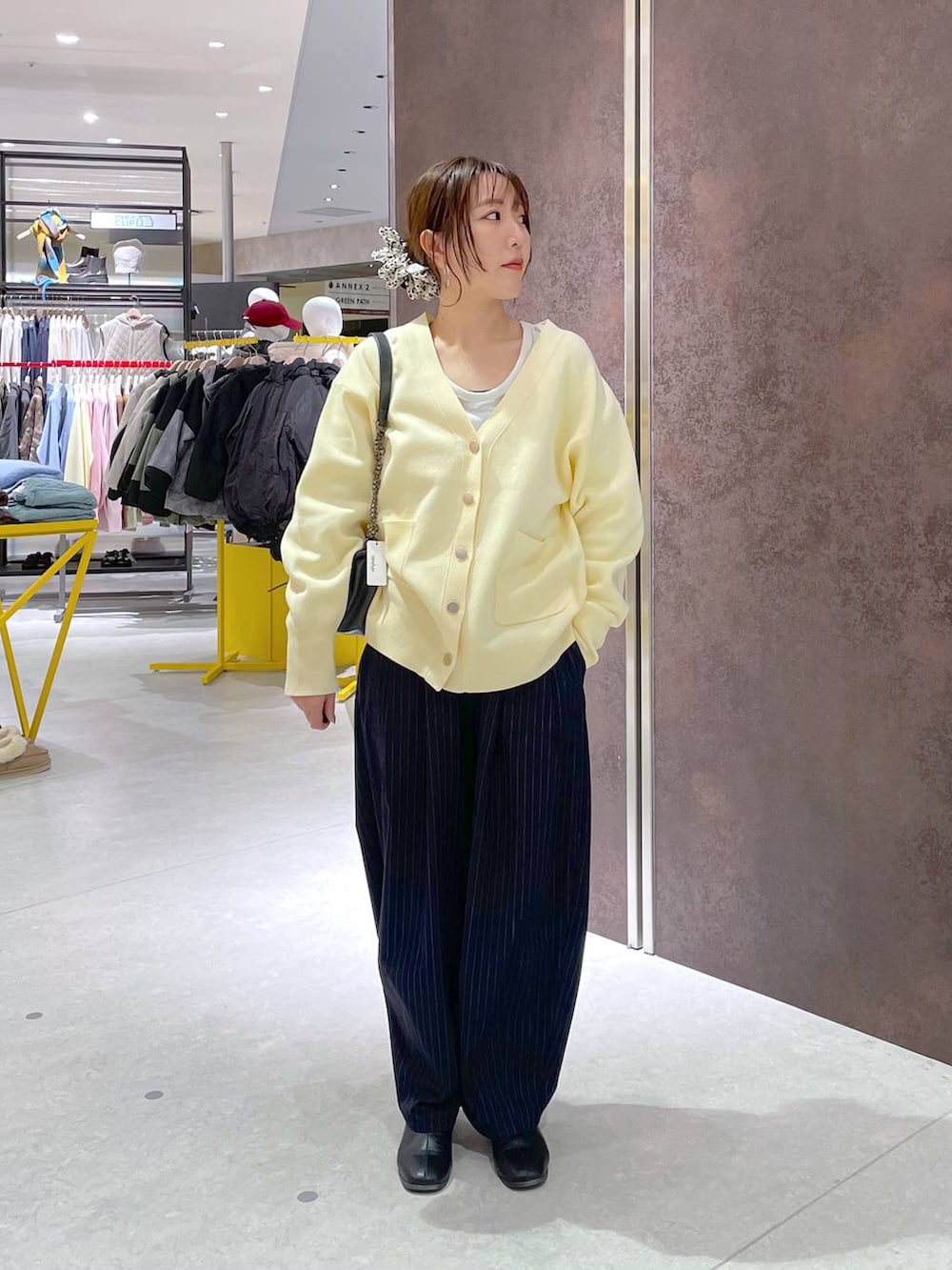 ブルー系のその他パンツ、イエロー系のカーディガン/ボレロを着用したレディースの冬コーディネートの3枚目の写真