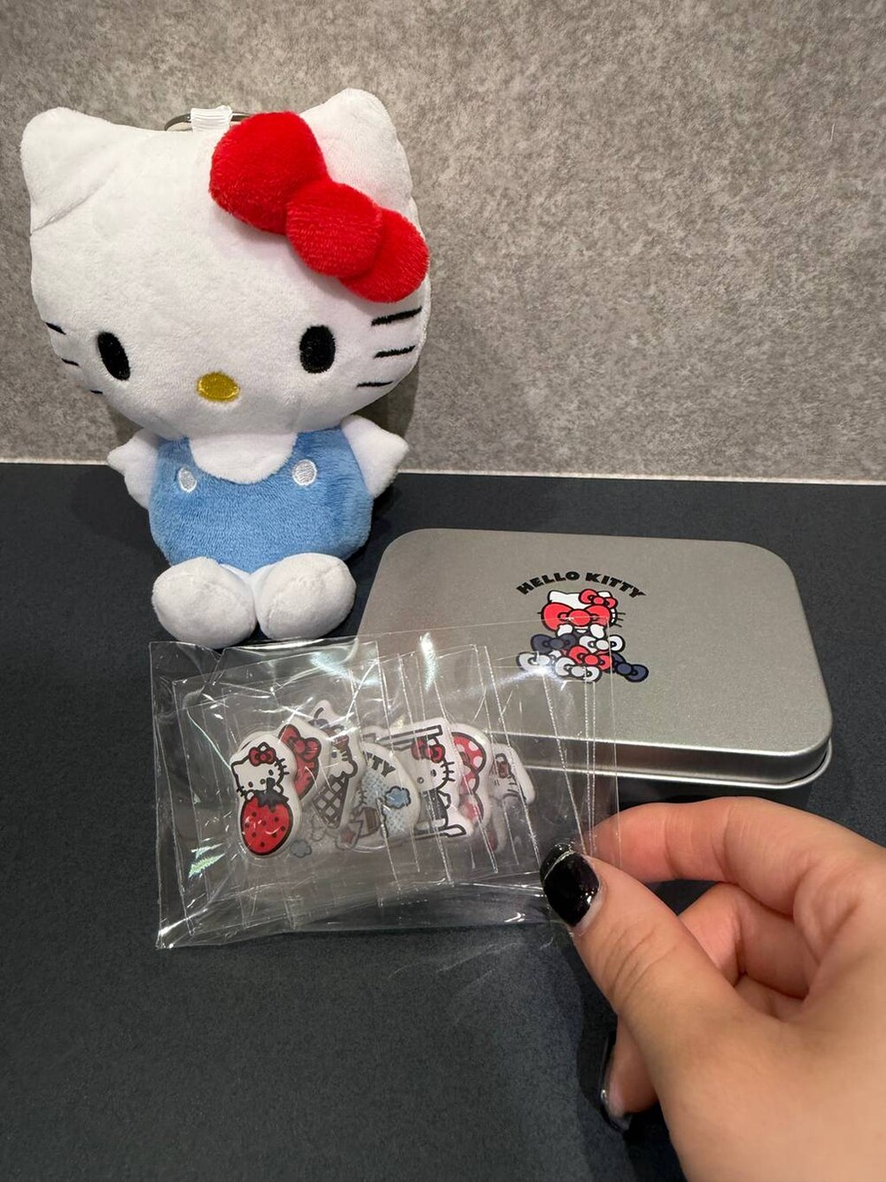 ホワイト系のエコバッグ/サブバッグ、その他のステッカー/テープを着用したレディースの夏コーディネートの2枚目の写真