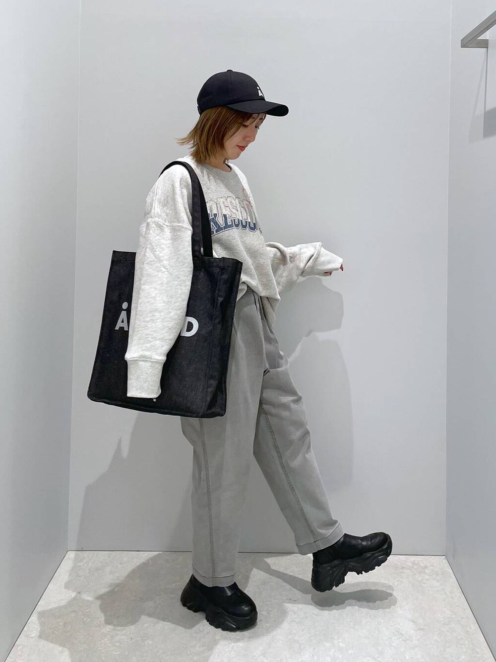 ブラック系のトートバッグ、グレー系のその他パンツ、ベージュ系のスウェットを着用したレディースの秋コーディネートの2枚目の写真