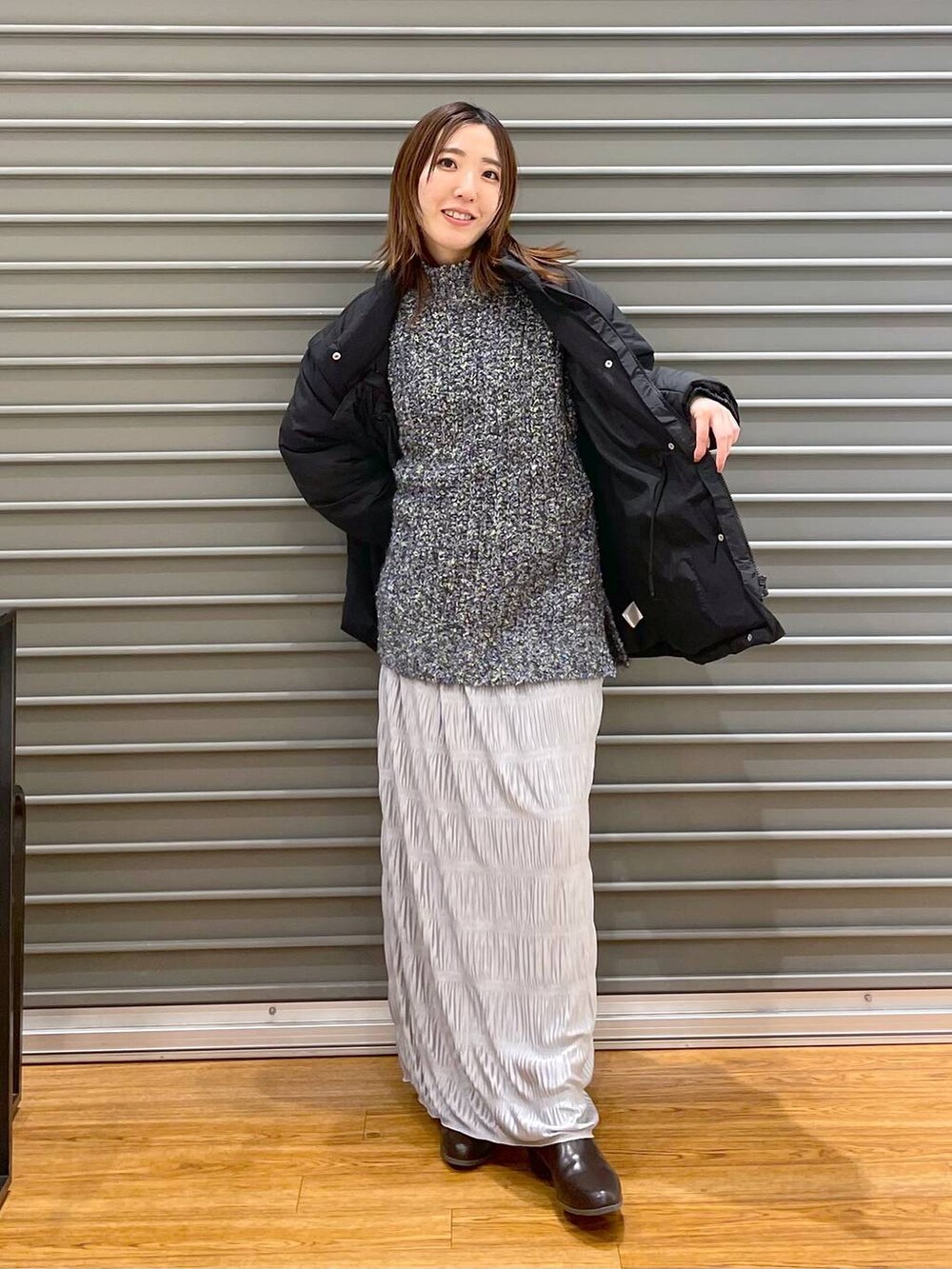 ブラック系のその他アウター、ブラウン系のブーツ、グレー系のマタニティウェア/グッズを着用したレディースの冬コーディネートの2枚目の写真