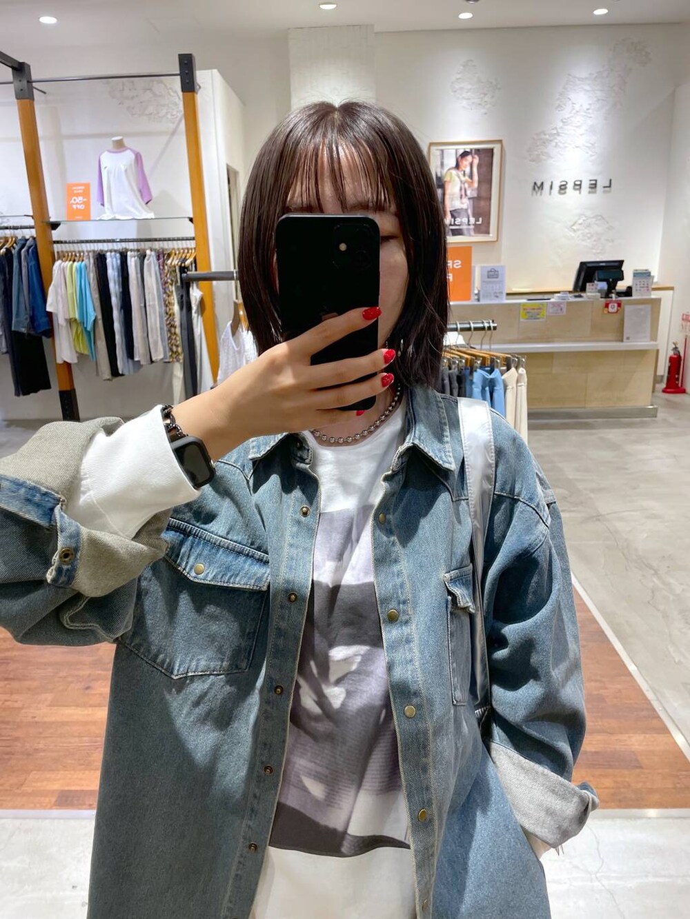 ブルー系のシャツ/ブラウス、ホワイト系のTシャツ/カットソー、ホワイト系のパンプスを着用したレディースの秋コーディネートの2枚目の写真