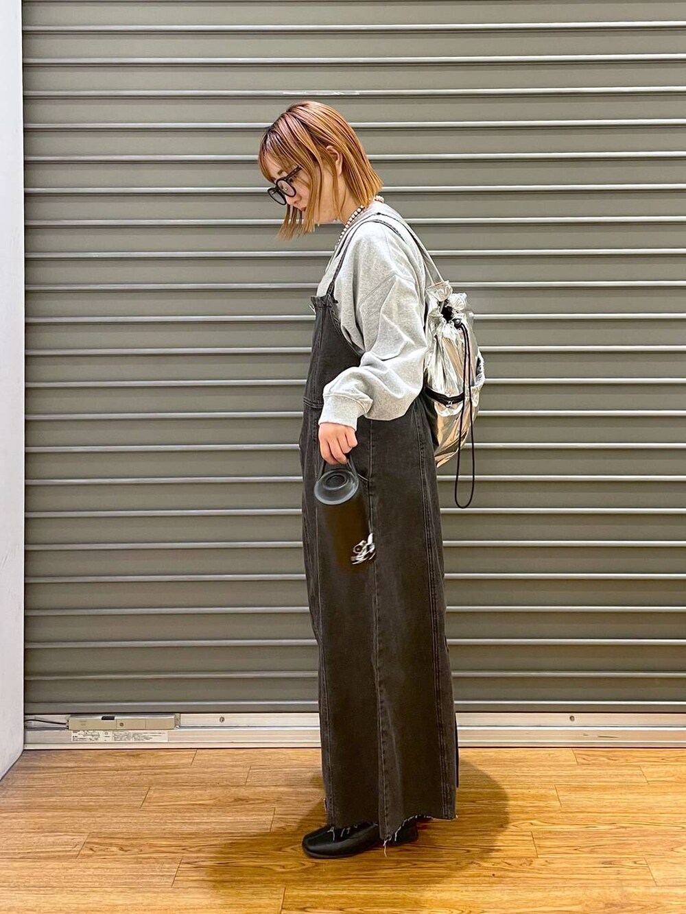 グレー系のTシャツ/カットソー、シルバー系のショルダーバッグ、グレー系のワンピースを着用したレディースの冬コーディネートの3枚目の写真