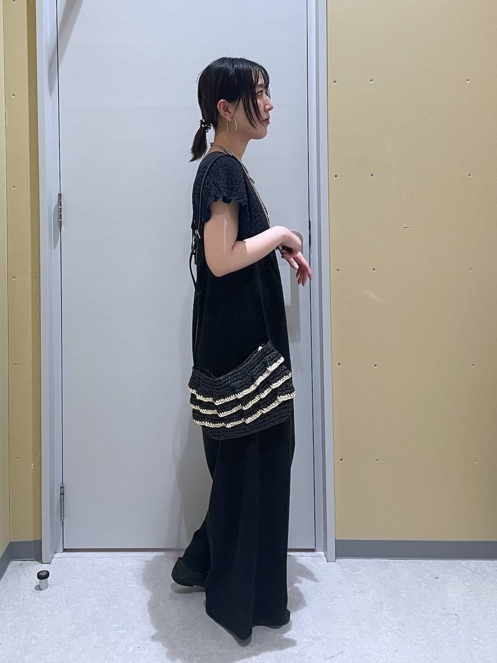 「大人カジュアル、低身長、カジュアル、ベーシック/シンプル、高見え、ゆったり、モノトーン、シンプルコーデ、きれいめカジュアル」｜「LAKOLEのペーパーフリルショルダーバッグ / 286390（ショルダーバッグ、ブラック系）」を使った、manaさん（レディース・153cm）の春コーディネートの4枚目の写真
