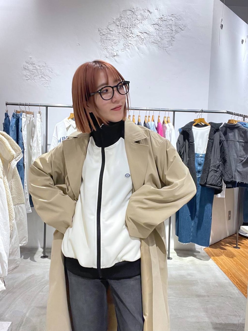 「低身長、カジュアル、ベーシック/シンプル、体型カバー、高見え、ゆったり、LEPSIM」｜「LEPSIMのストレッチフレア加工デニムパンツ　987513（デニムパンツ、グレー系）」を使った、manaさん（レディース・153cm）の春コーディネートの4枚目の写真