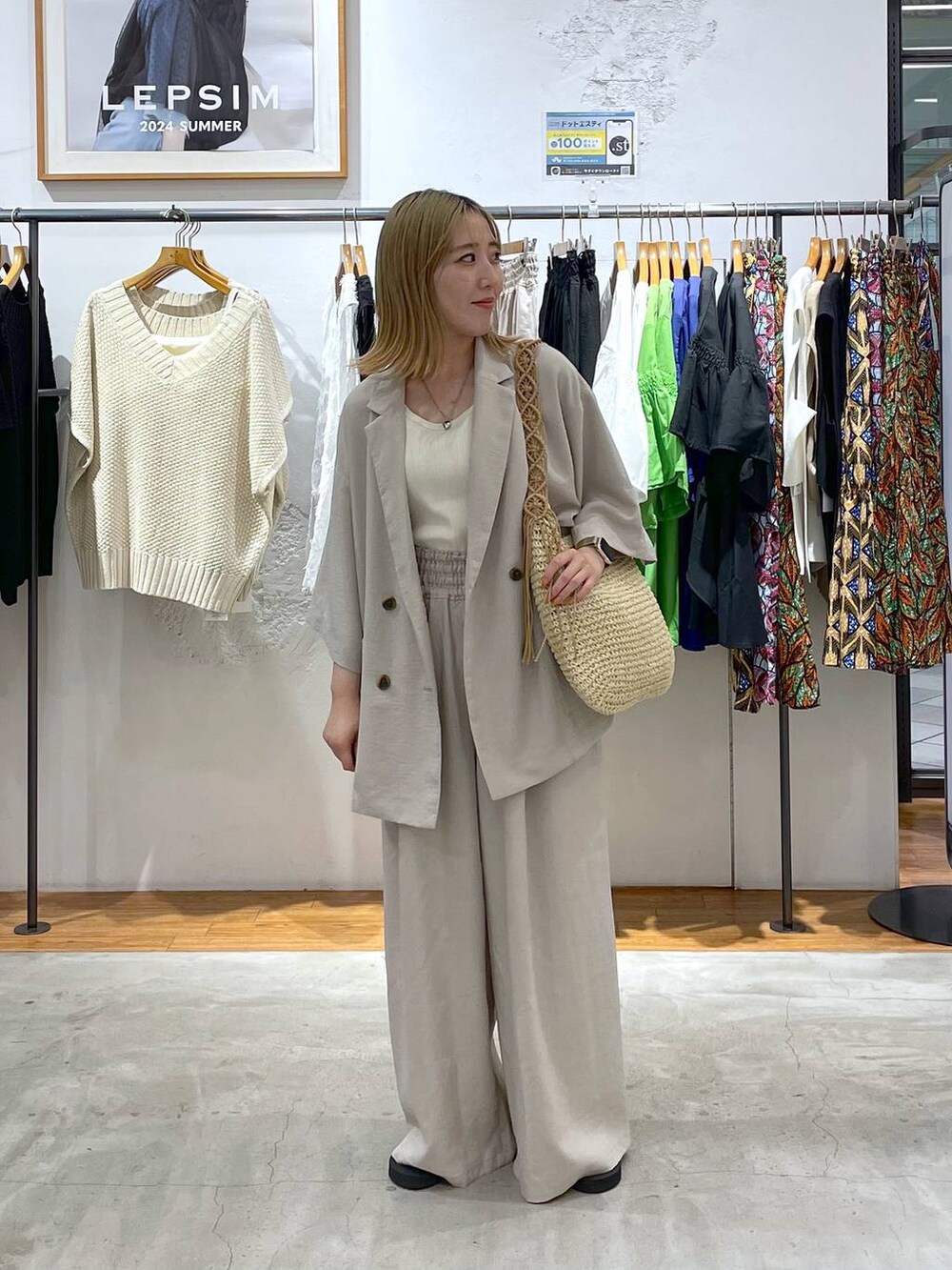 ベージュ系のその他パンツ、ベージュ系のテーラードジャケット、ホワイト系のタンクトップを着用したレディースの夏コーディネートの3枚目の写真