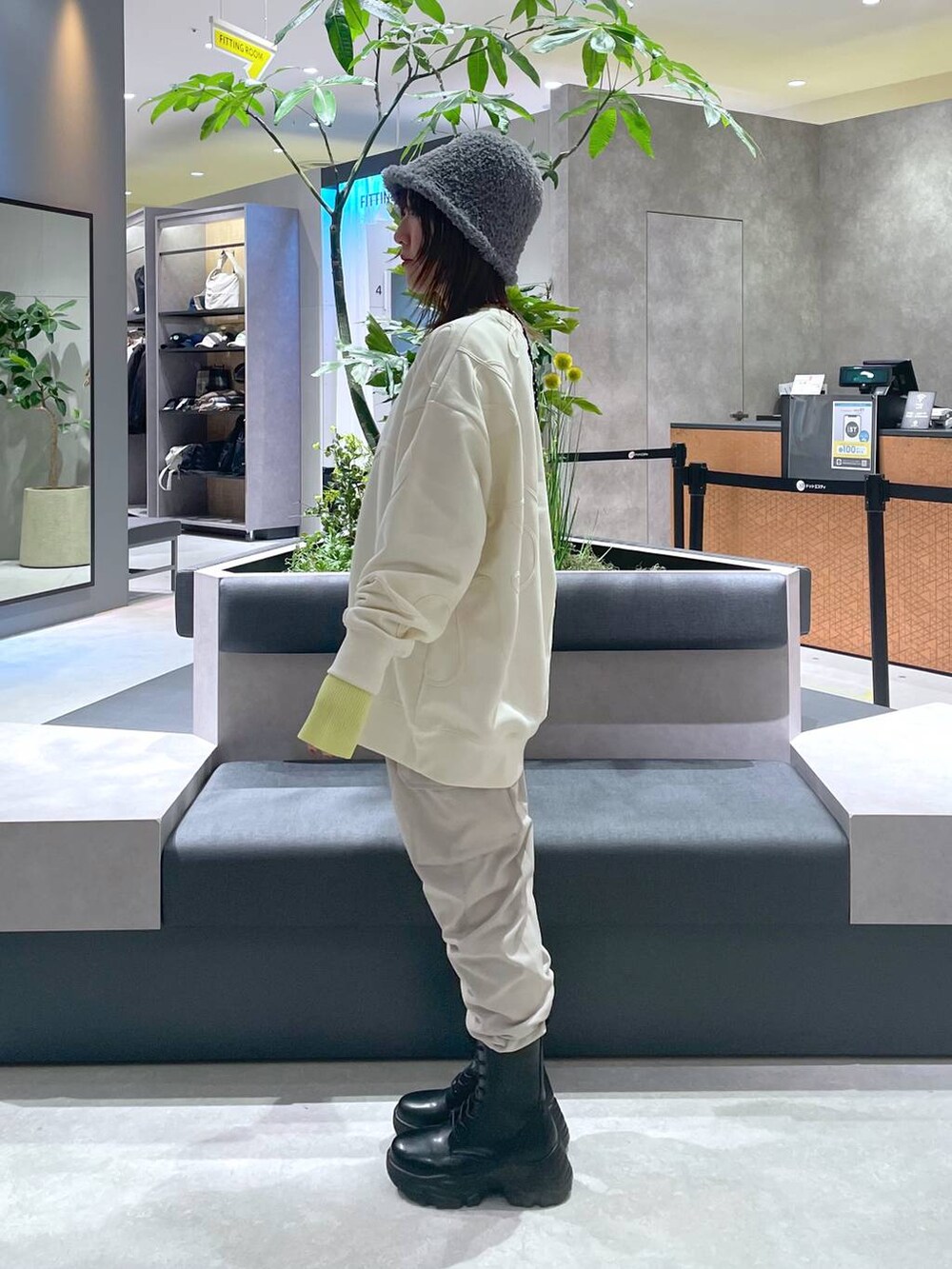 ブラック系のショルダーバッグ、ブラック系のブーツ、ベージュ系のカーゴパンツを着用したレディースの冬コーディネートの2枚目の写真