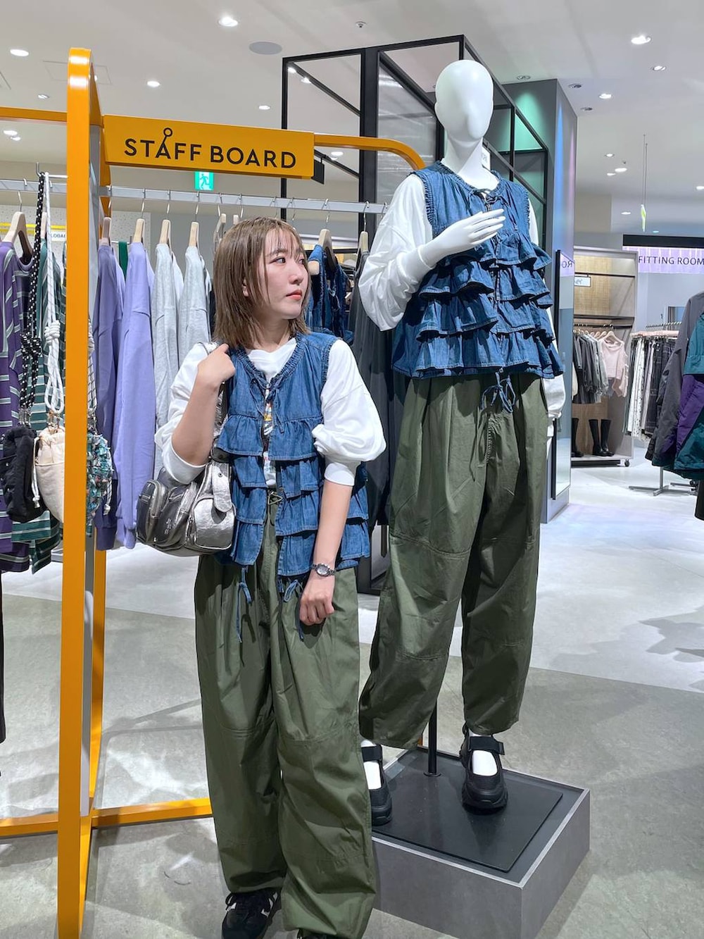 グリーン系のその他パンツ、ホワイト系のTシャツ/カットソー、シルバー系のショルダーバッグを着用したレディースの秋コーディネートの3枚目の写真