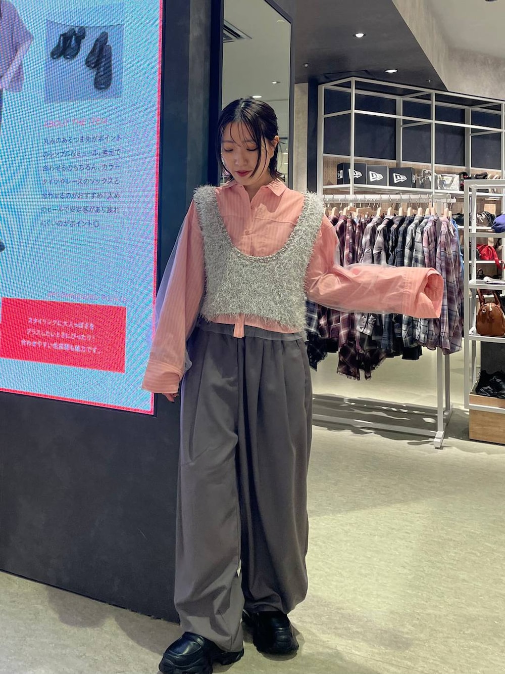 グレー系のその他パンツ、ブラック系のローファー、グレー系のベストを着用したレディースの秋コーディネートの3枚目の写真