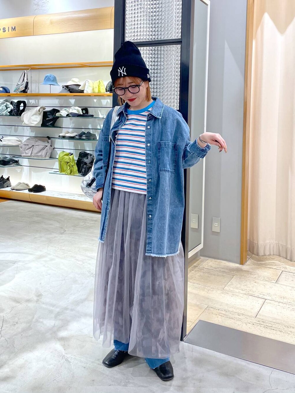 シルバー系のショルダーバッグ、ホワイト系のスカート、ブルー系のシャツ/ブラウスを着用したレディースの春コーディネートの3枚目の写真