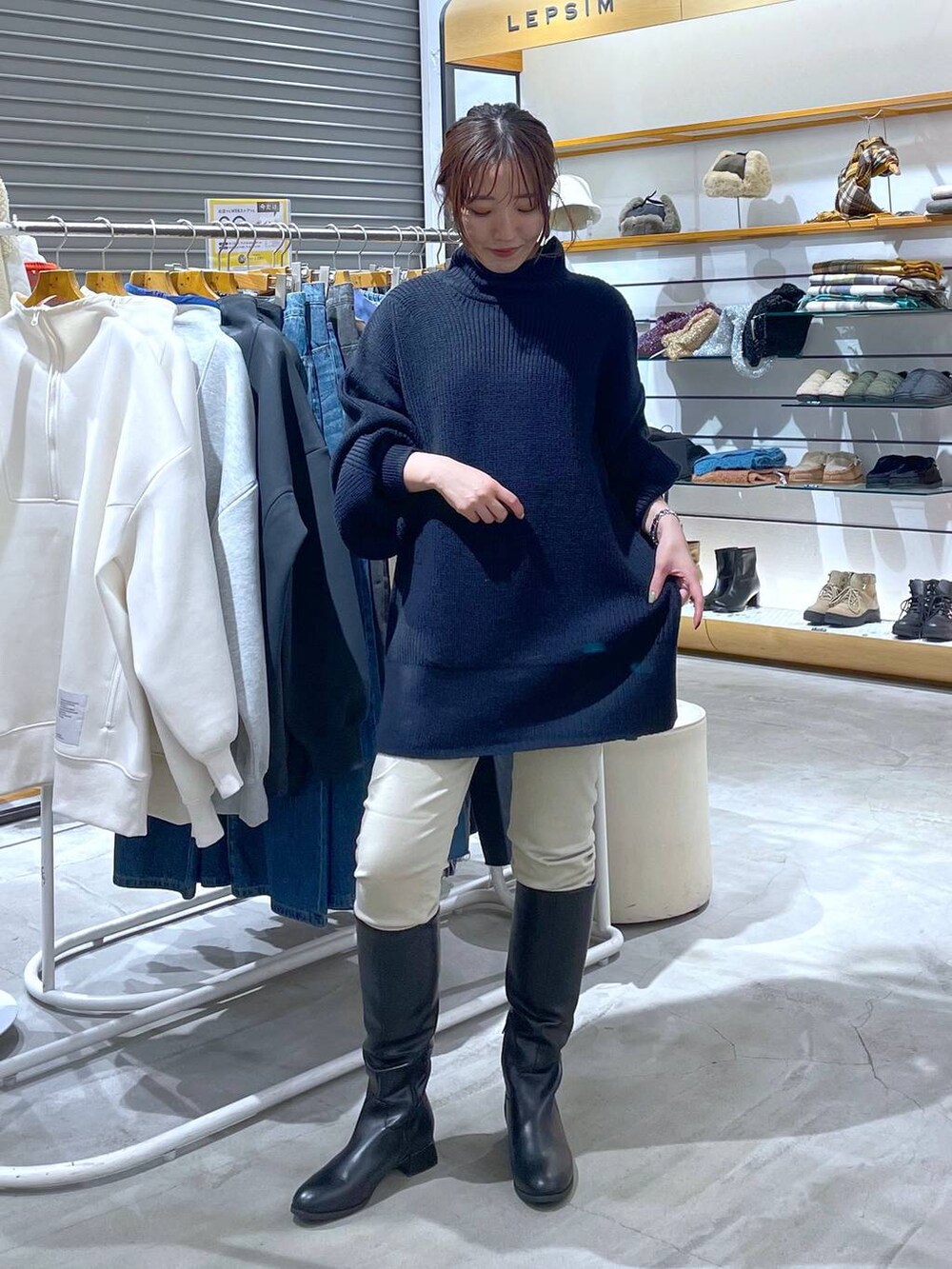 ホワイト系のその他パンツ、ブラック系のブーツ、ブルー系のTシャツ/カットソーを着用したレディースの冬コーディネートの2枚目の写真