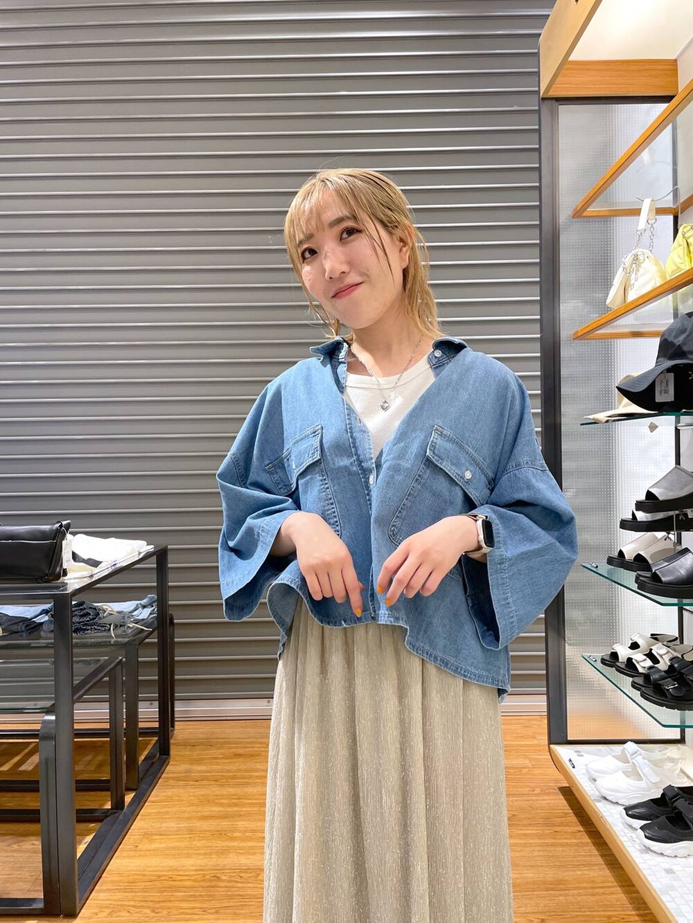 ホワイト系のTシャツ/カットソー、ブルー系のシャツ/ブラウス、シルバー系のショルダーバッグを着用したレディースの春コーディネートの3枚目の写真