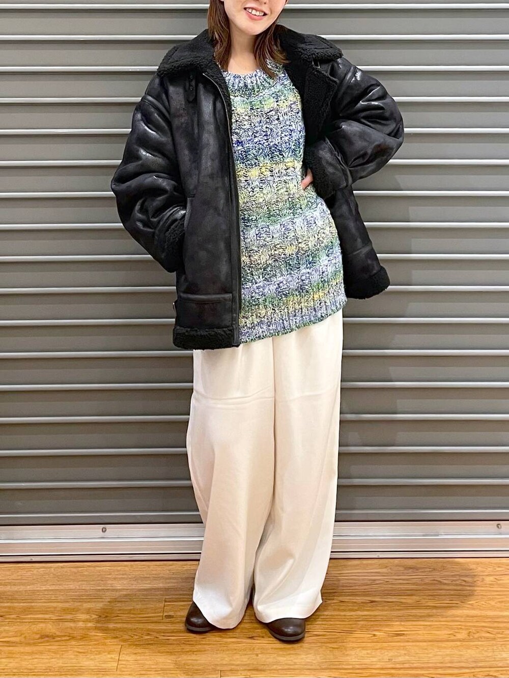 ブラック系のその他アウター、ブラウン系のブーツ、ホワイト系のその他パンツを着用したレディースの冬コーディネートの2枚目の写真