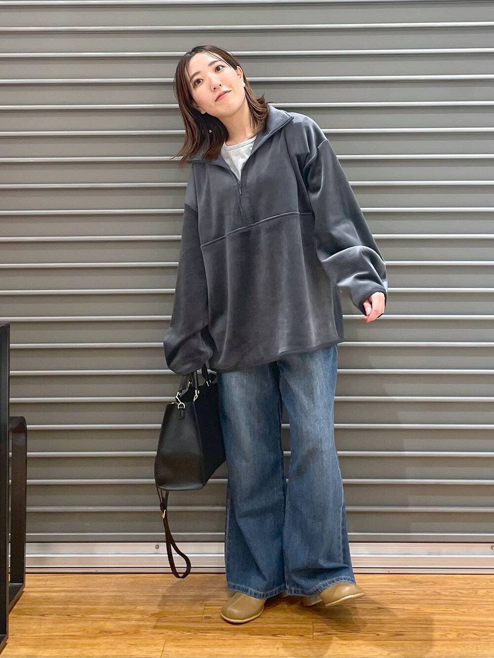 グレー系のTシャツ/カットソー、ブルー系のデニムパンツ、ブラウン系のブーツを着用したレディースの冬コーディネートの2枚目の写真