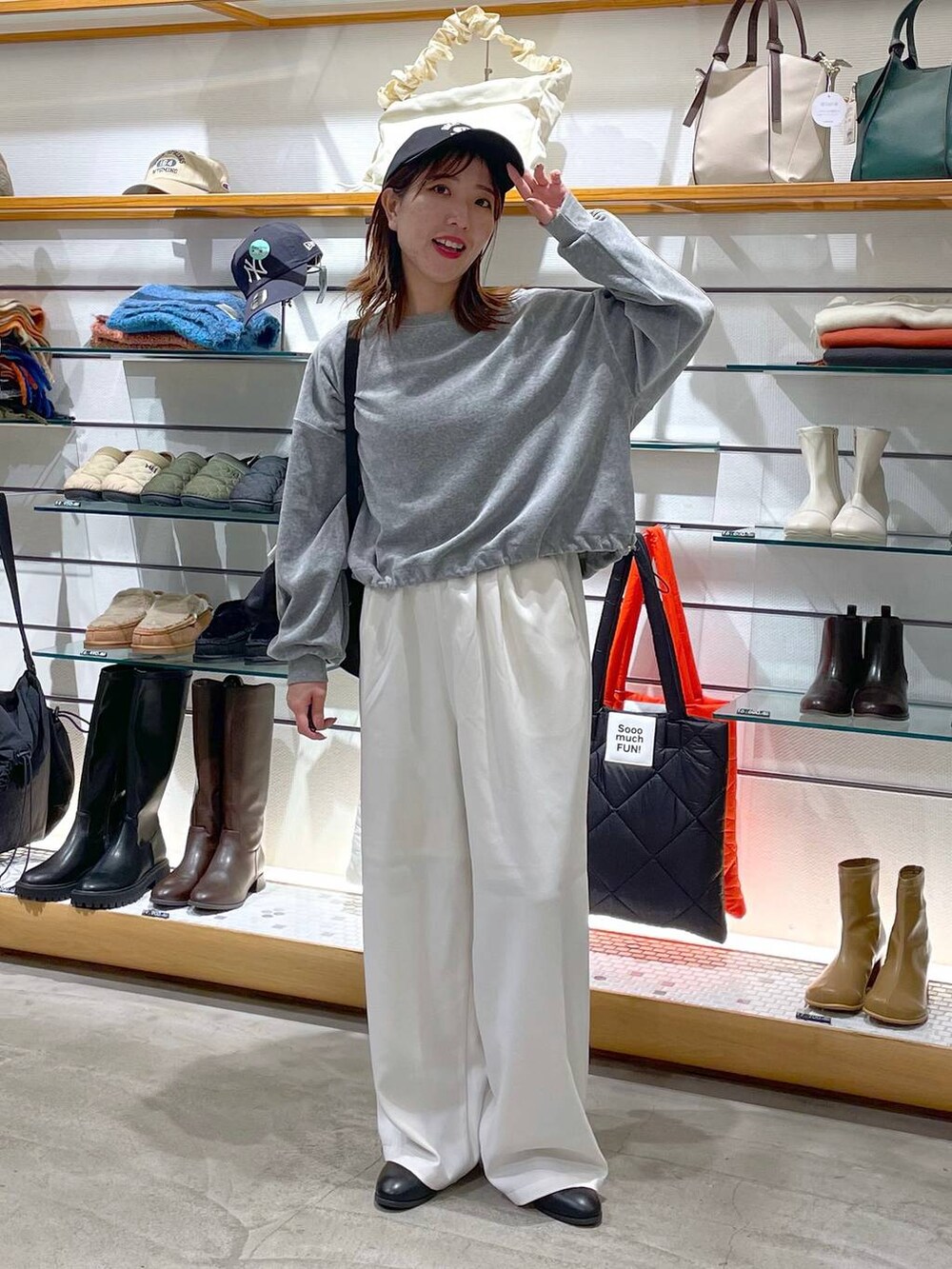 ブラック系のショルダーバッグ、ブラック系のブーツ、ホワイト系のその他パンツを着用したレディースの冬コーディネートの3枚目の写真