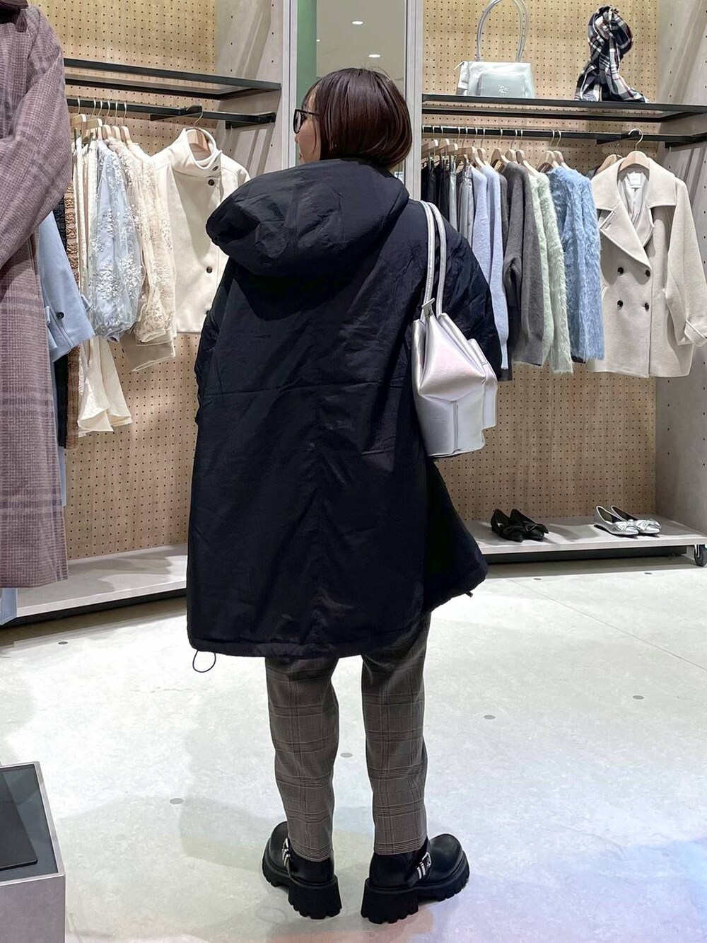 「低身長、カジュアル、ベーシック/シンプル、体型カバー、高見え、ゆったり、LEPSIM」|「GLOBAL WORKのあったかウツクシルエットテーパードパンツ/115428(その他パンツ、グレー系)」を使った、manaさん(レディース・153cm)の冬コーディネートの4枚目の写真