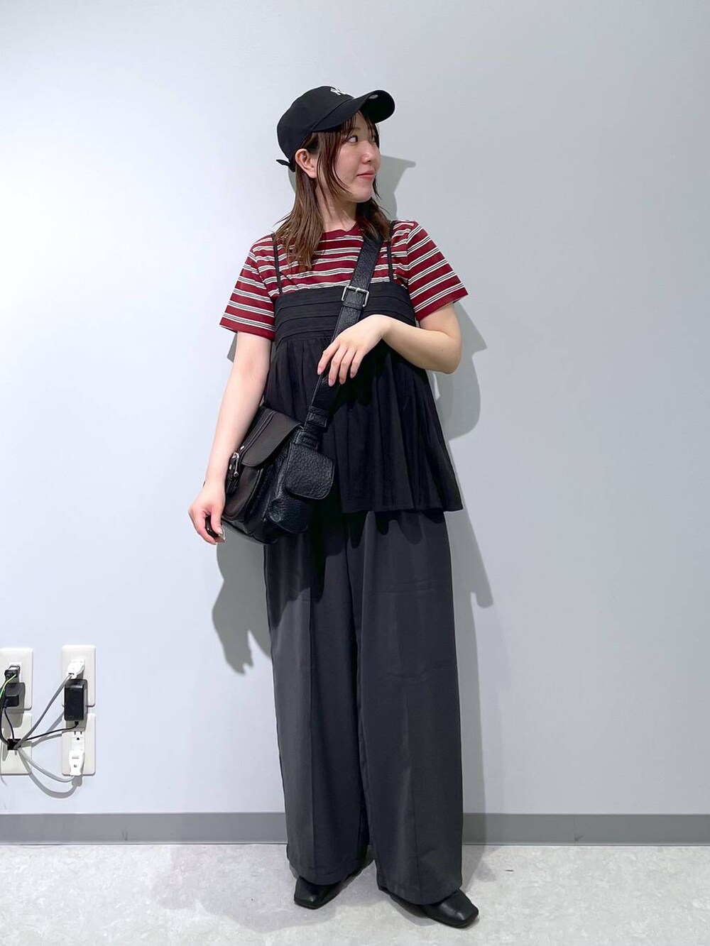 グレー系のその他パンツ、グレー系のキャミソール、ブラック系のショルダーバッグを着用したレディースの春コーディネートの3枚目の写真