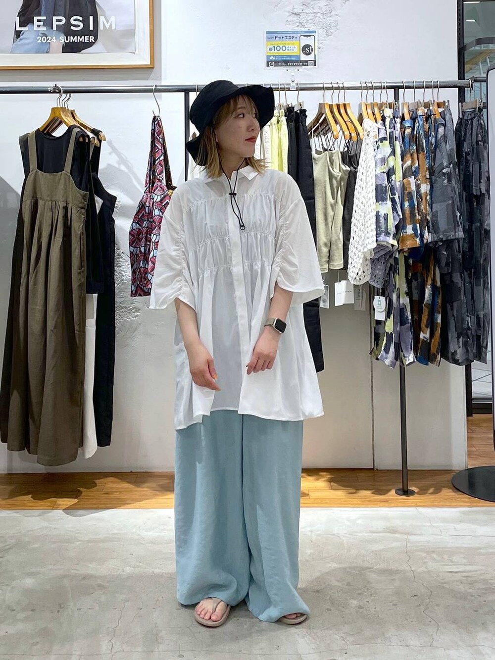 ベージュ系のサンダル、ブルー系のその他パンツ、ホワイト系のシャツ/ブラウスを着用したレディースの春コーディネートの2枚目の写真