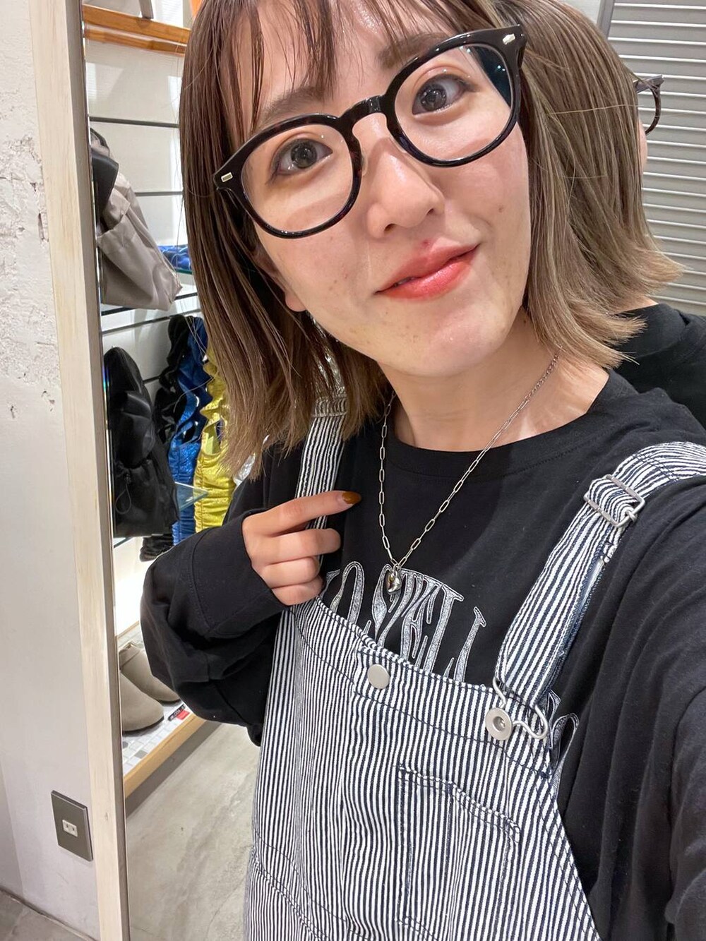 ブラック系のマタニティウェア/グッズ、その他のマタニティウェア/グッズ、シルバー系のネックレスを着用したレディースの春コーディネートの2枚目の写真