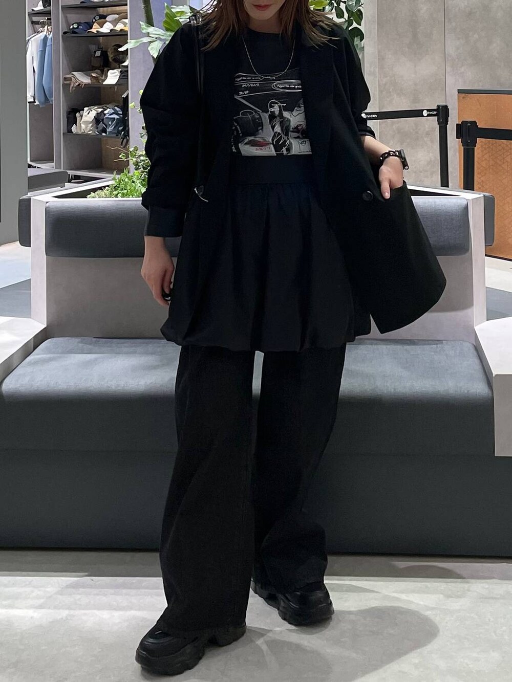 ブラック系のショルダーバッグ、ブラック系のテーラードジャケット、ブラック系のTシャツ/カットソーを着用したレディースの冬コーディネートの3枚目の写真