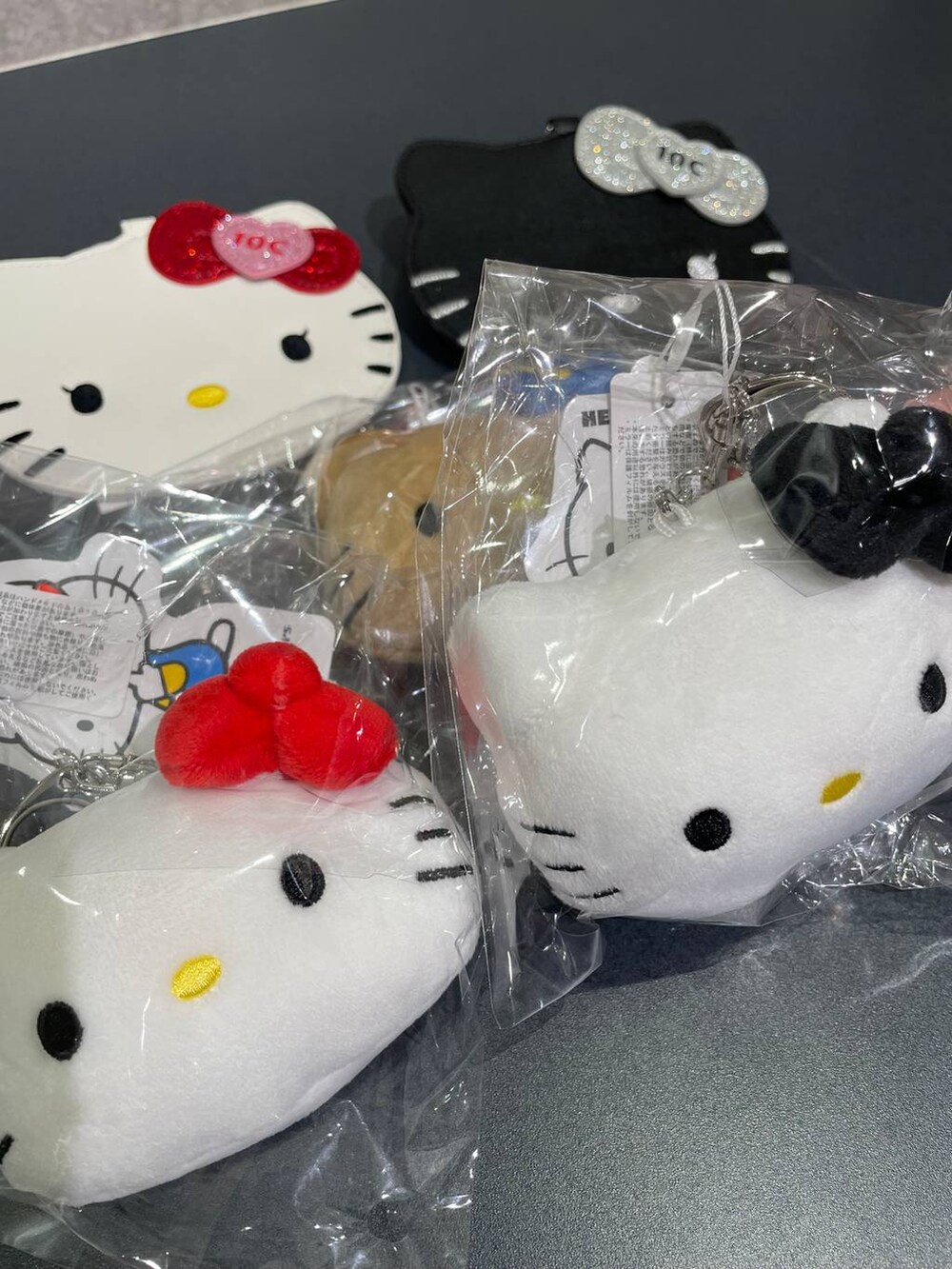 ブラック系のキーホルダーを着用したレディースの冬コーディネートの2枚目の写真