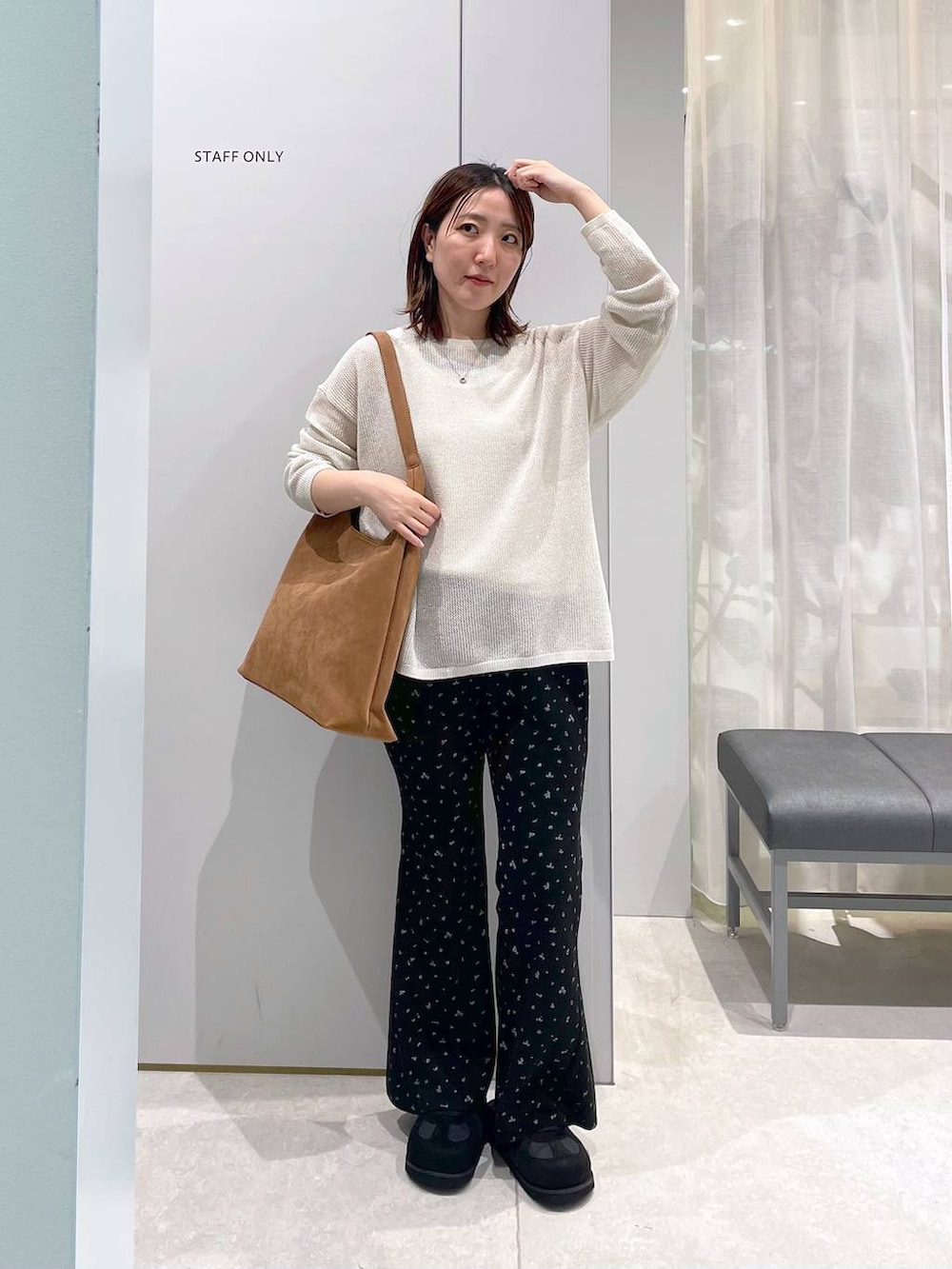 ベージュ系のショルダーバッグ、ホワイト系のニット/セーター、ブラック系のその他パンツを着用したレディースの春コーディネートの4枚目の写真