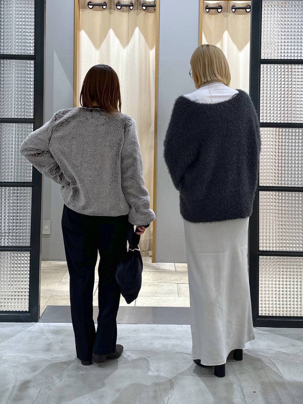 ブラック系のその他パンツ、ホワイト系のTシャツ/カットソー、ブラウン系のブーツを着用したレディースの冬コーディネートの3枚目の写真