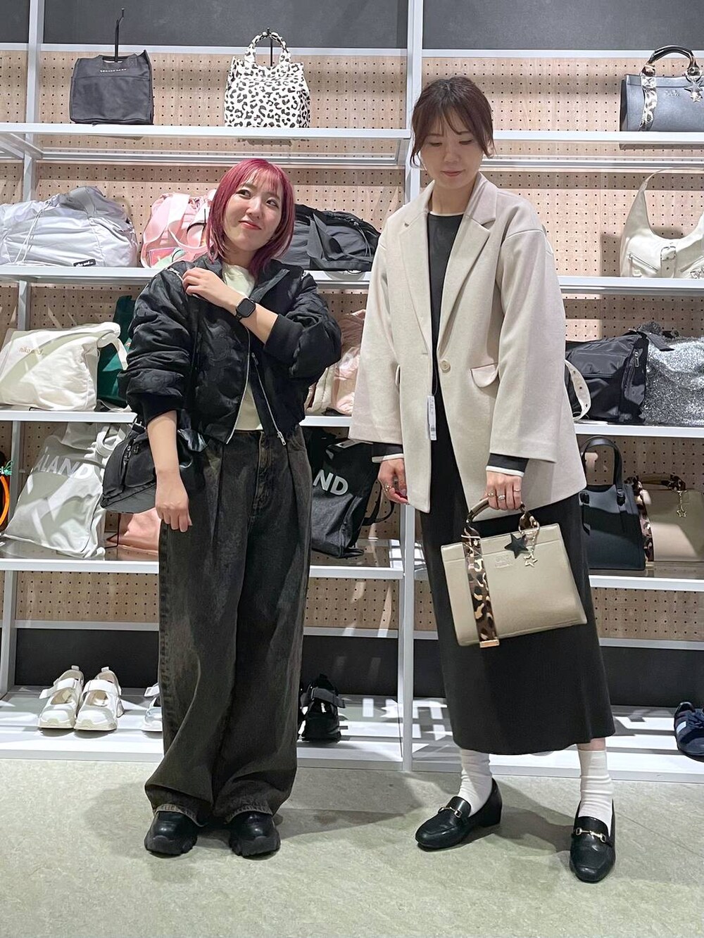 「低身長、カジュアル、ベーシック/シンプル、体型カバー、高見え、ゆったり、LEPSIM」|「HAREの2WAYエアサーマルジャガードスタンドブルゾン(HARE)(ブルゾン、ブラック系)」を使った、manaさん(レディース・153cm)の秋コーディネートの2枚目の写真