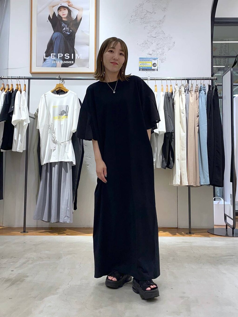 ブラック系のワンピースを着用したレディースの夏コーディネートの2枚目の写真