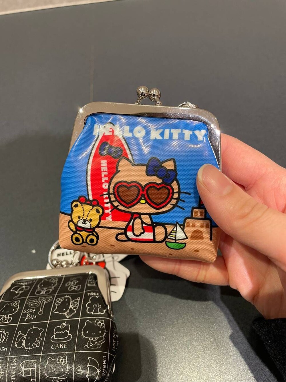 ブラック系のコインケースを着用したレディースの冬コーディネートの3枚目の写真