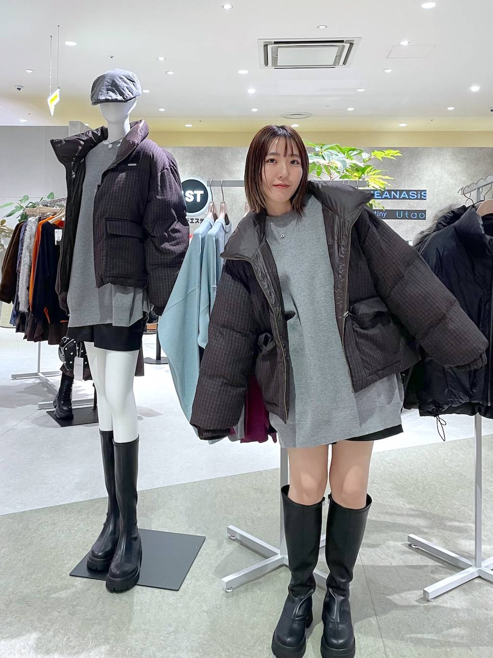 グレー系のニット/セーター、ブラック系のブーツ、ブラウン系のブルゾンを着用したレディースの秋コーディネートの3枚目の写真