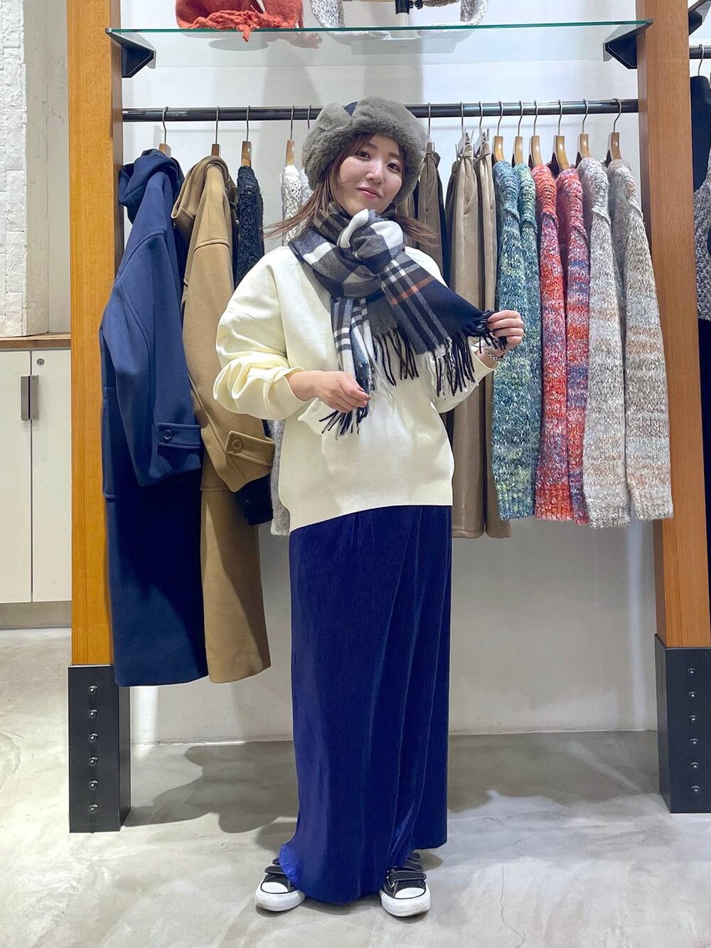 ホワイト系のTシャツ/カットソー、ブルー系のスカート、ブルー系のストール/ショールを着用したレディースの冬コーディネートの2枚目の写真
