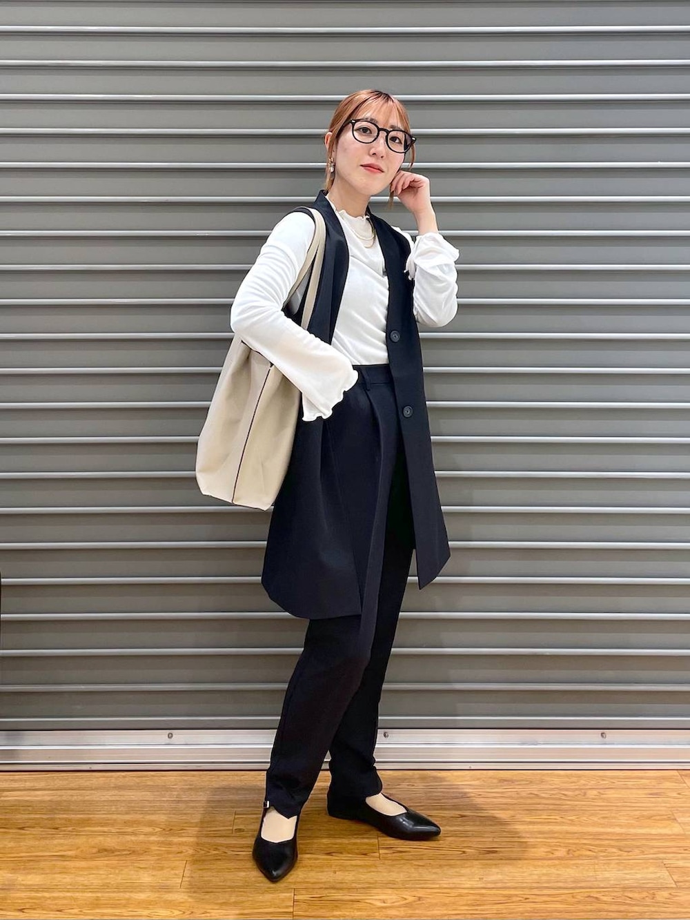 ホワイト系のTシャツ/カットソー、ベージュ系のトートバッグ、ブルー系のその他パンツを着用したレディースの冬コーディネートの3枚目の写真