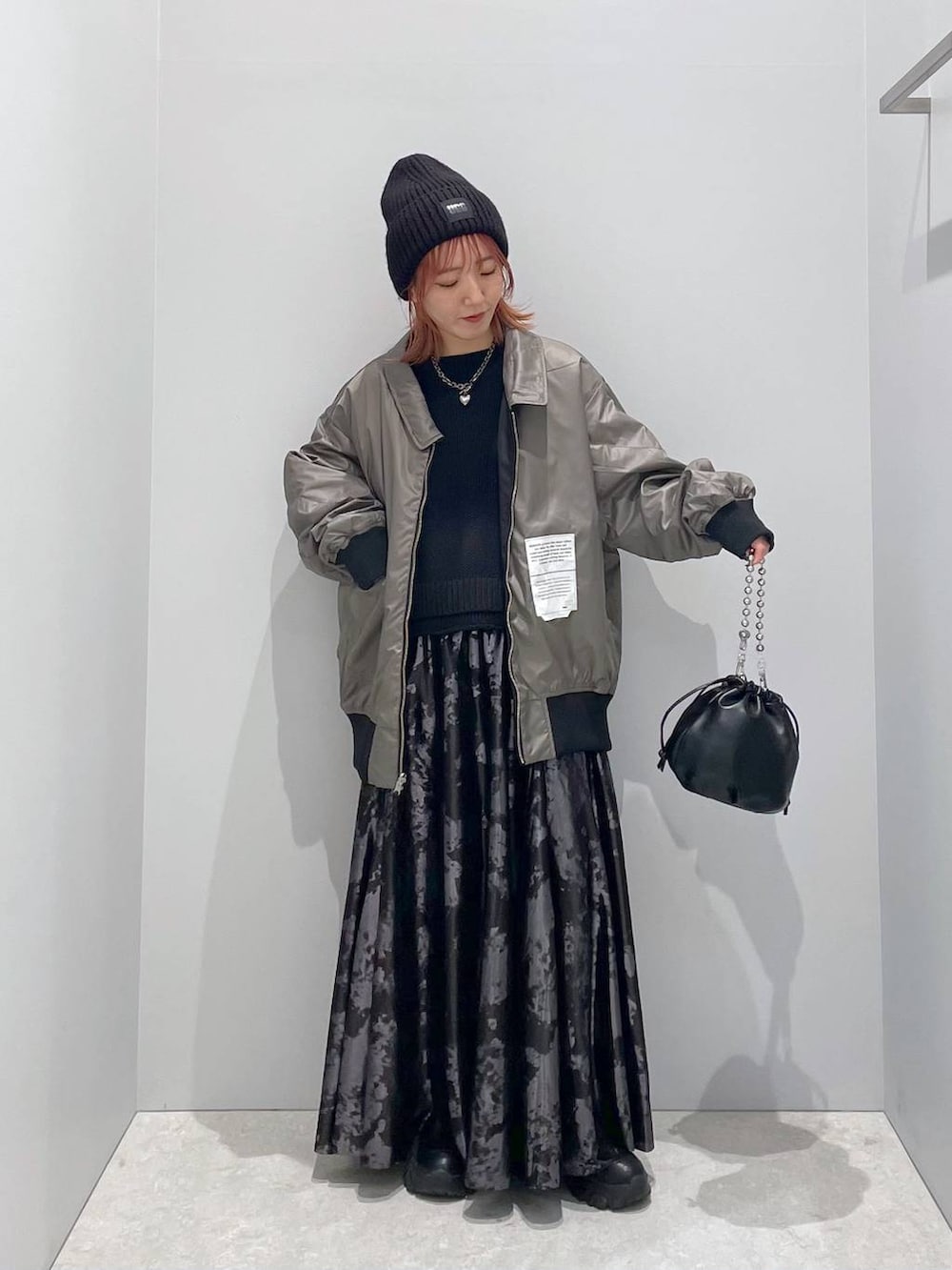 「低身長、カジュアル、ベーシック/シンプル、体型カバー、高見え、ゆったり、LEPSIM」｜「LAKOLEのチェーンハンドル2WAYショルダーバッグ / 132223（ショルダーバッグ、ブラック系）」を使った、manaさん（レディース・153cm）の秋コーディネートの2枚目の写真