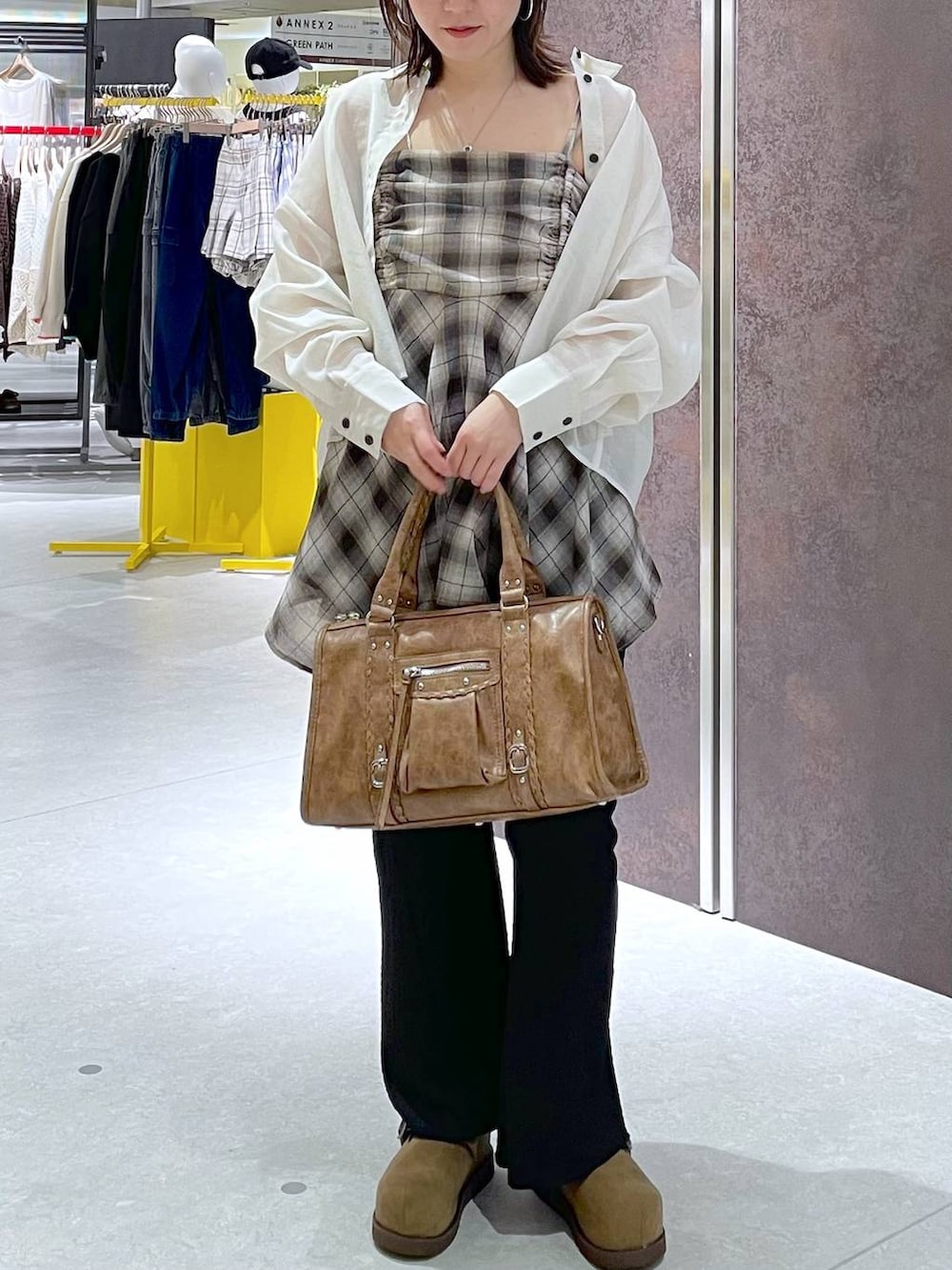 ホワイト系のシャツ/ブラウス、ベージュ系のモカシン/デッキシューズ、ブラック系のその他パンツを着用したレディースの春コーディネートの3枚目の写真