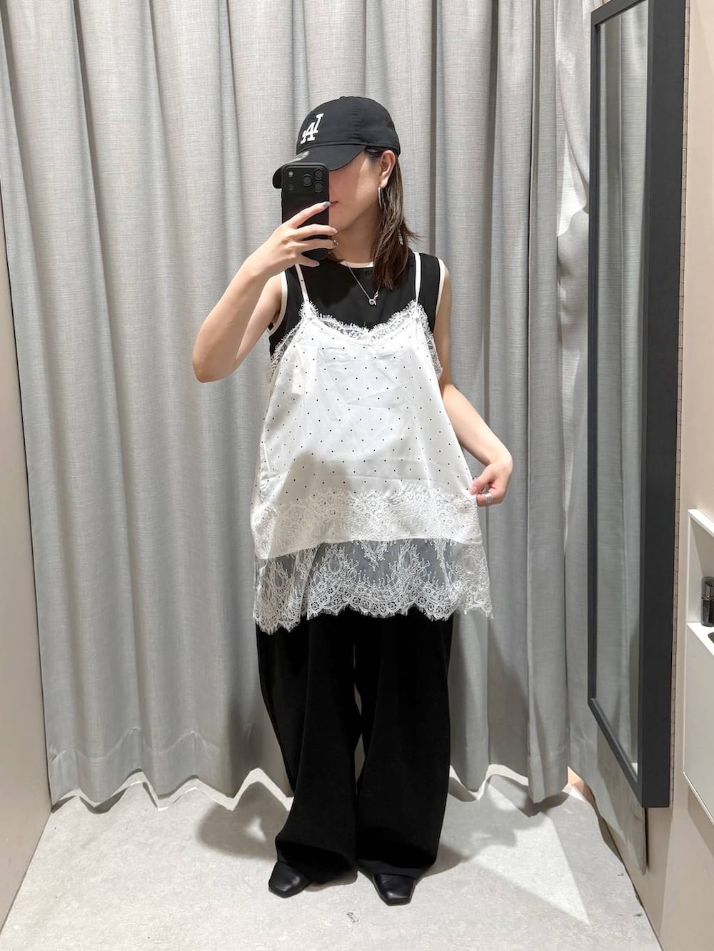 ブラック系のスウェットパンツ、ブラック系のタンクトップ、ホワイト系のTシャツ/カットソーを着用したレディースの夏コーディネートの5枚目の写真