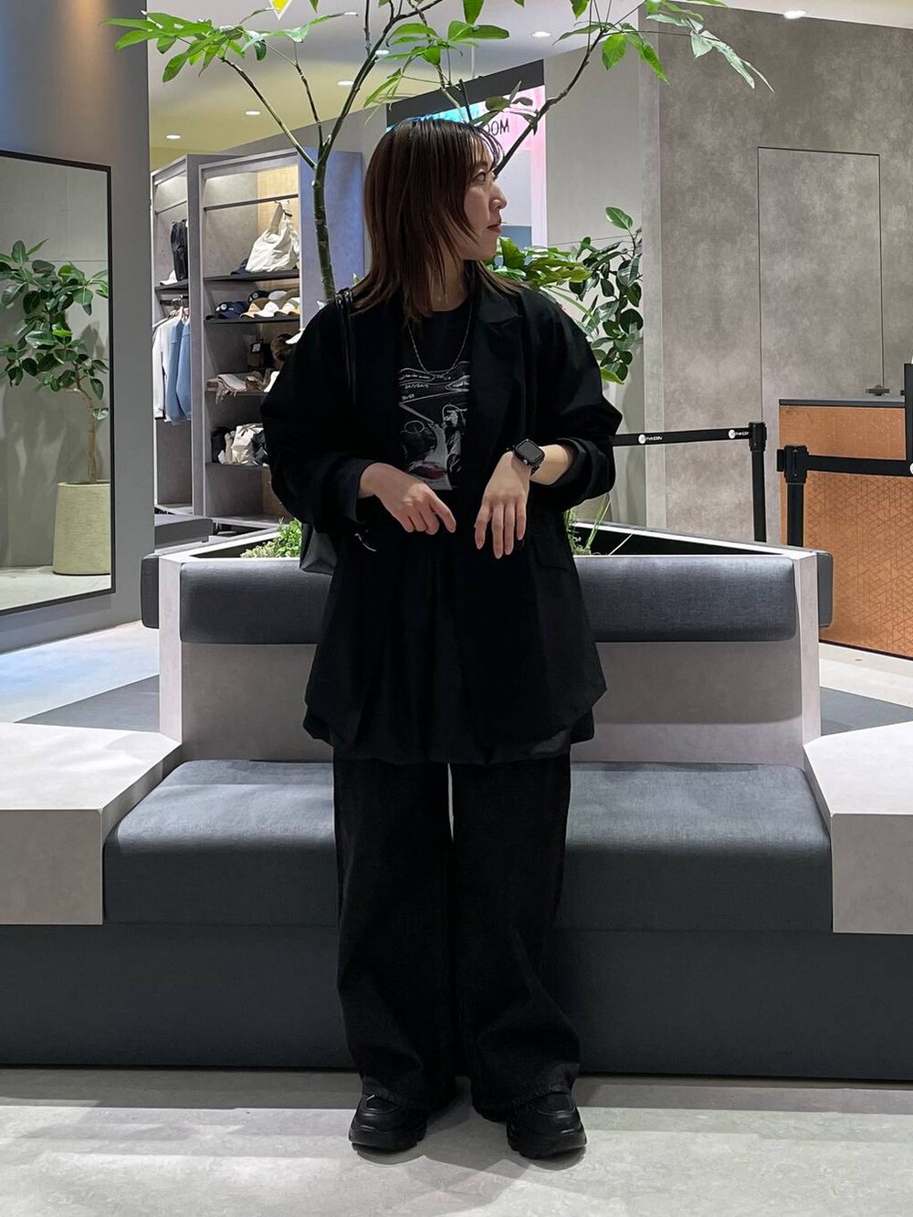 ブラック系のショルダーバッグ、ブラック系のテーラードジャケット、ブラック系のTシャツ/カットソーを着用したレディースの冬コーディネートの4枚目の写真