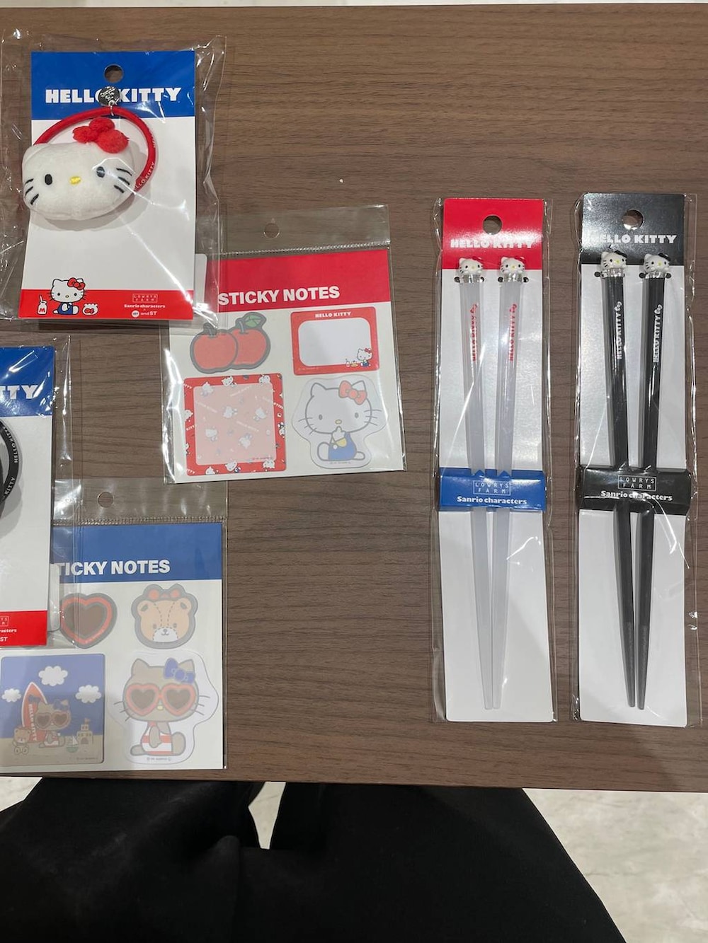 レッド系のヘアゴム、ブラック系の食器、レッド系のステーショナリーを着用したレディースの冬コーディネートの2枚目の写真