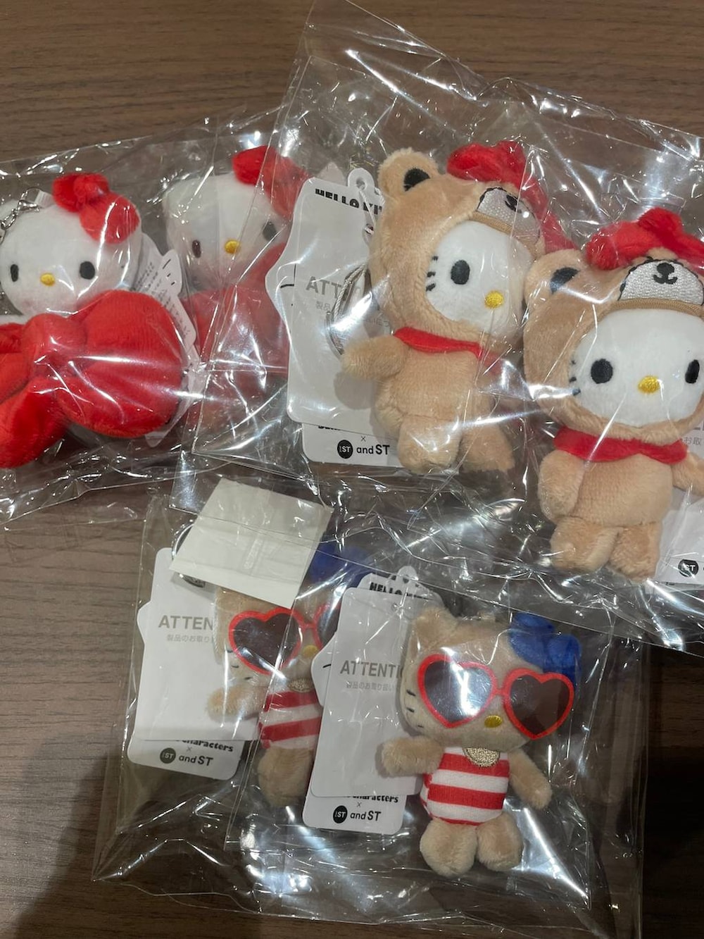 ホワイト系のキーホルダーを着用したレディースの冬コーディネートの3枚目の写真