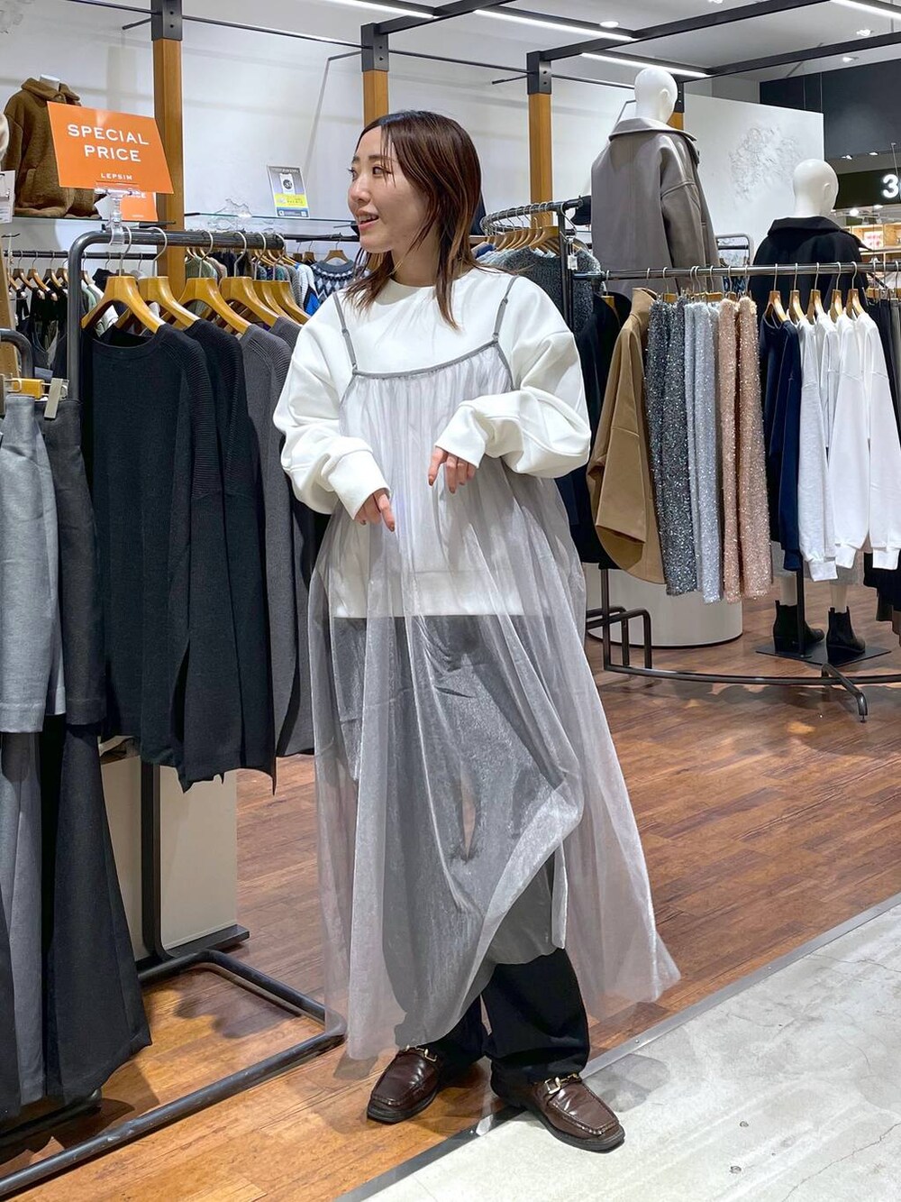 ホワイト系のTシャツ/カットソー、ブラック系のその他パンツ、グレー系のワンピースを着用したレディースの冬コーディネートの2枚目の写真