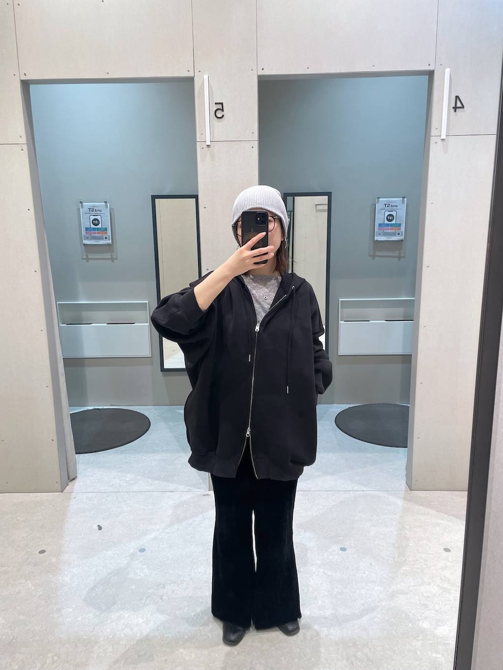 ブラック系のパーカーを着用したレディースの春コーディネートの2枚目の写真