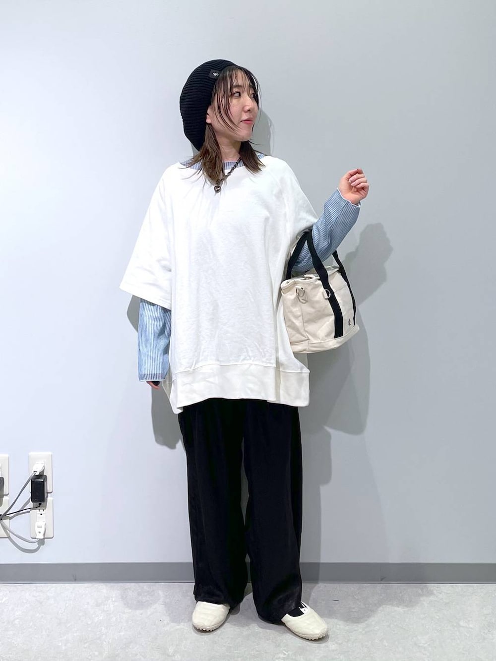 「低身長、カジュアル、ベーシック/シンプル、体型カバー、高見え、ゆったり、LEPSIM」｜「GLOBAL WORKの3ROOM2WAYキャンバストート/286161（トートバッグ、ホワイト系）」を使った、manaさん（レディース・153cm）の春コーディネートの4枚目の写真