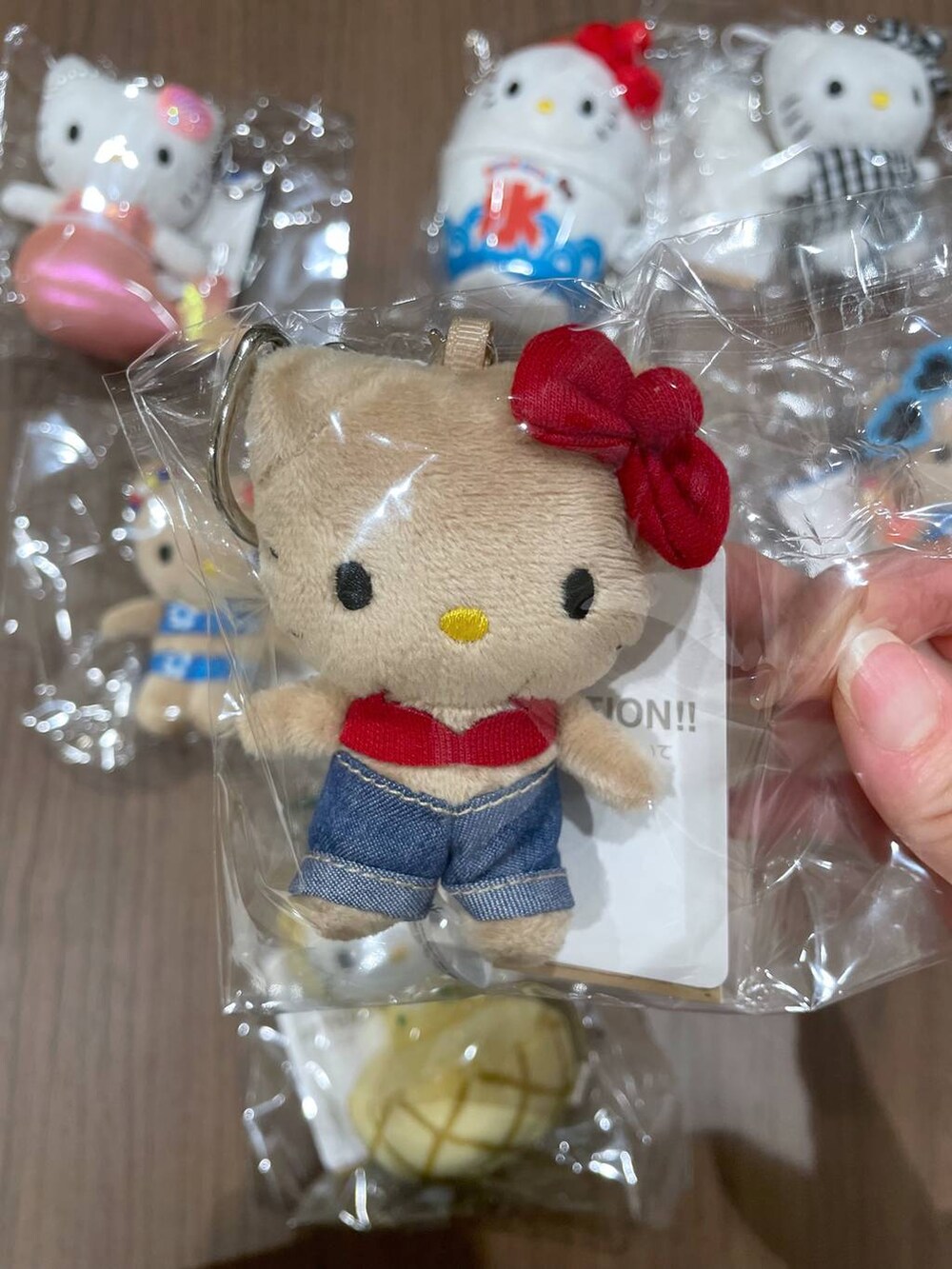 その他のキーホルダーを着用したレディースの春コーディネートの2枚目の写真