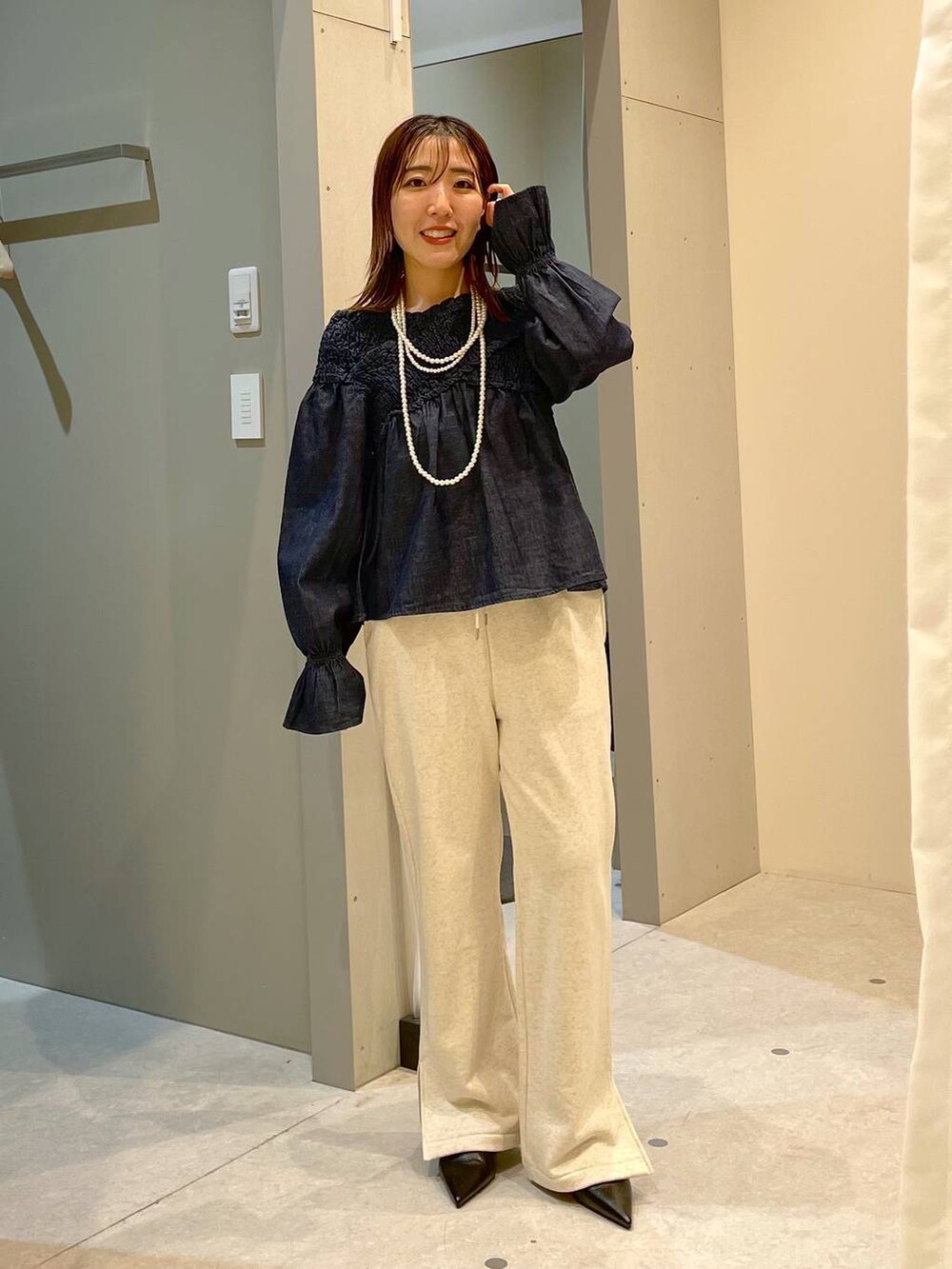 「低身長、カジュアル、ベーシック/シンプル、体型カバー、高見え、ゆったり、LEPSIM」｜「BAYFLOWの[セットアップで着用可能]スウェットスリットパンツ（スウェットパンツ、グレー系）」を使った、manaさん（レディース・153cm）の春コーディネートの3枚目の写真