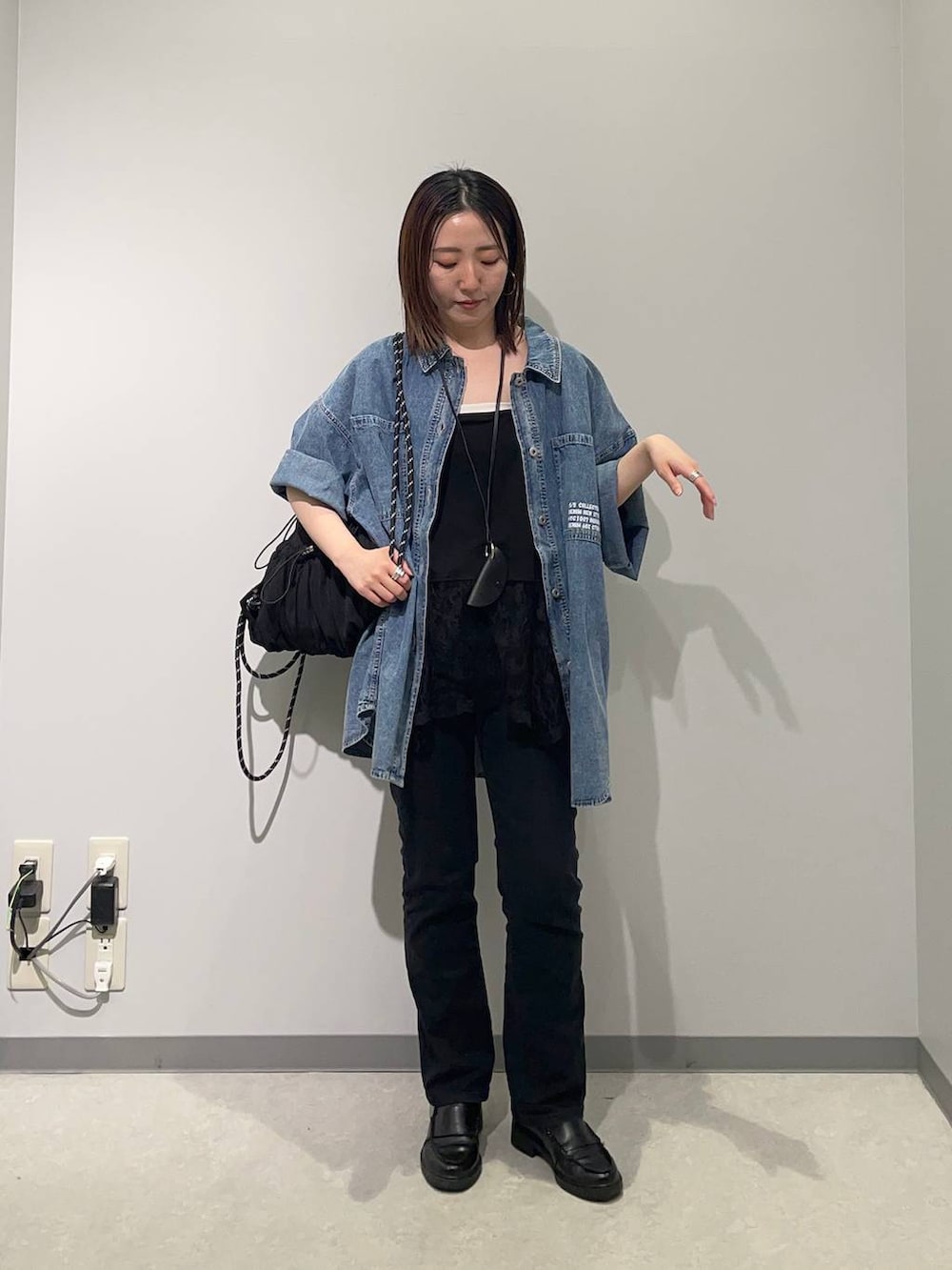 ブルー系のシャツ/ブラウス、ブラック系のバックパック/リュック、ブラック系のキャミソールを着用したレディースの春コーディネートの2枚目の写真