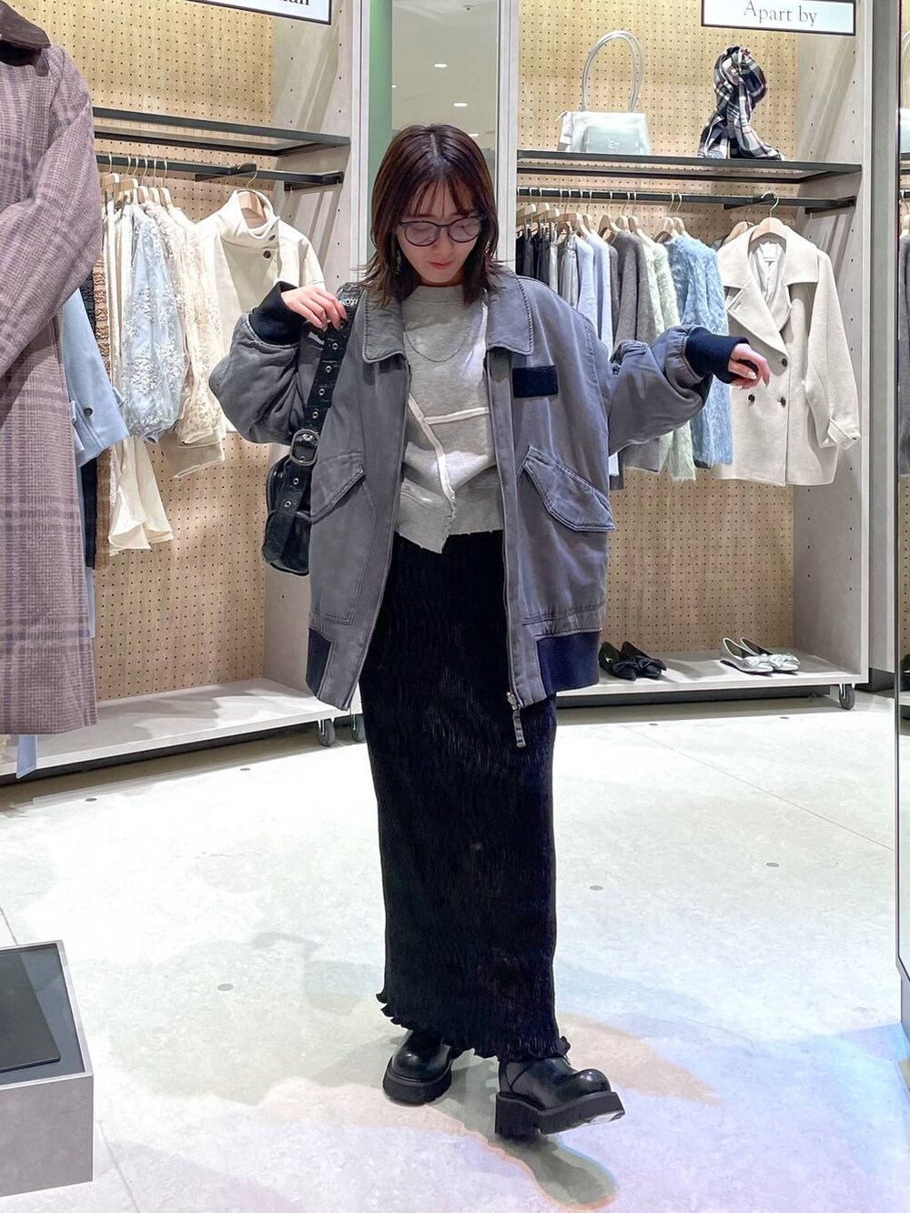 「低身長、カジュアル、ベーシック/シンプル、体型カバー、高見え、ゆったり、LEPSIM」｜「JEANASISのリバーシブルパファーフライトジャケット/115894（ブルゾン、グレー系）」を使った、manaさん（レディース・153cm）の冬コーディネートの4枚目の写真