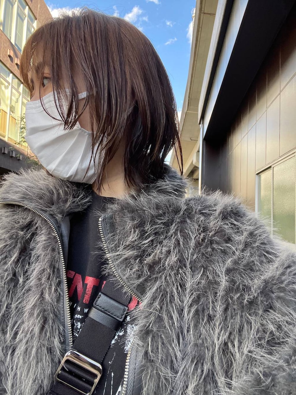 グレー系のブルゾンを着用したレディースの冬コーディネートの3枚目の写真