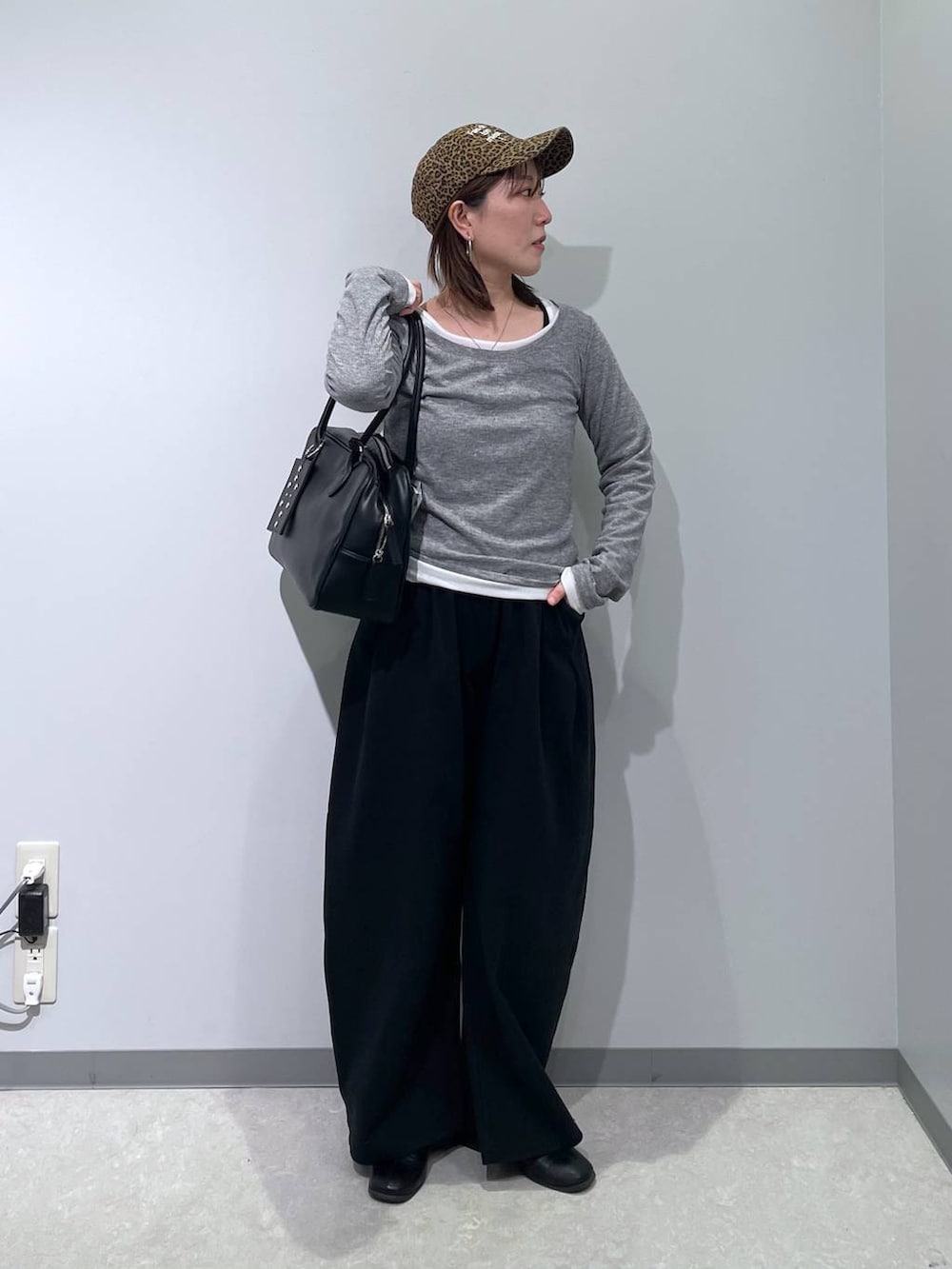 ブラック系のボストンバッグ、ブラック系のスウェットパンツ、グレー系のTシャツ/カットソーを着用したレディースの春コーディネートの4枚目の写真