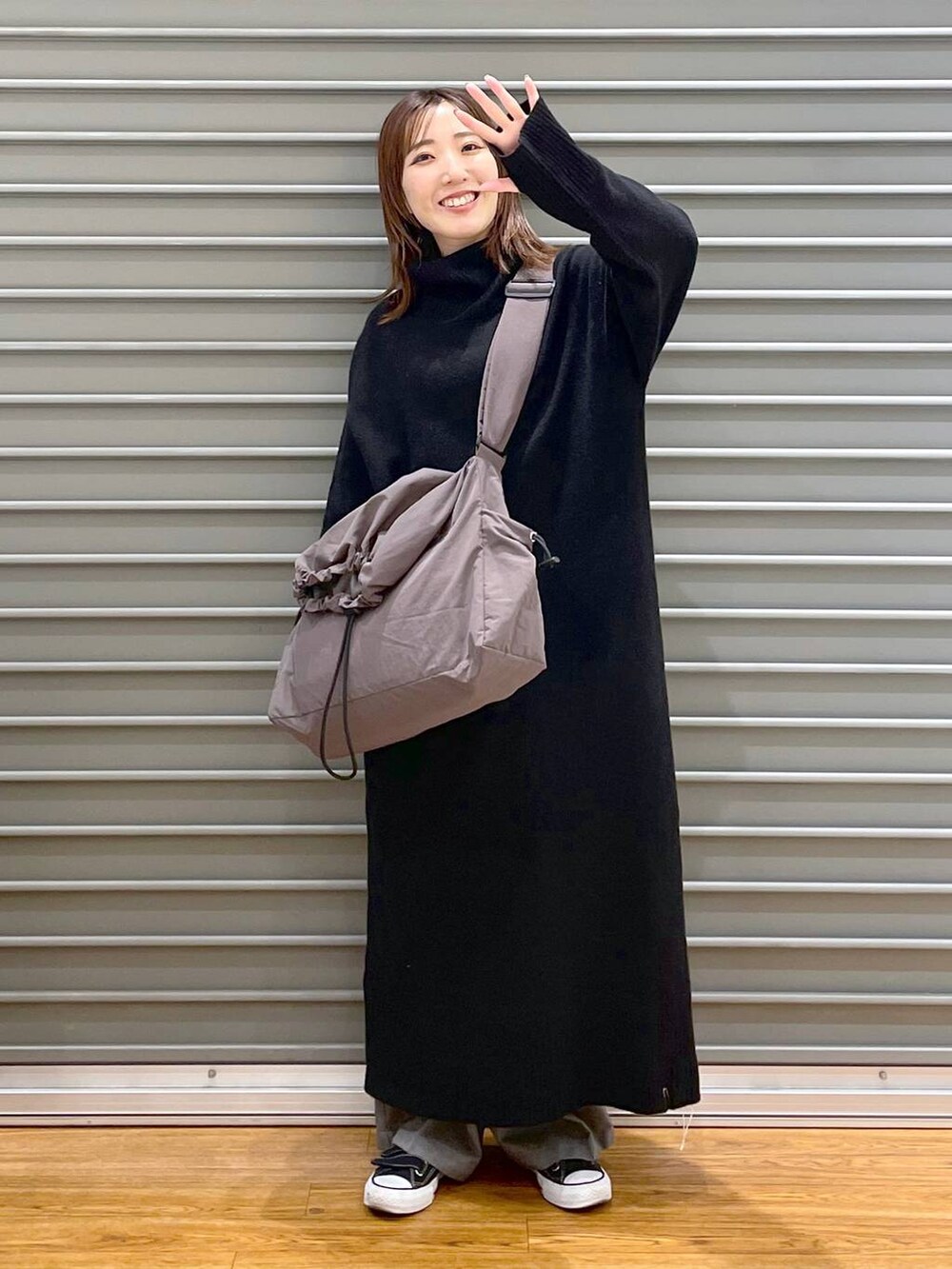 グレー系のその他パンツ、グレー系のショルダーバッグ、ブラック系のワンピースを着用したレディースの秋コーディネートの2枚目の写真