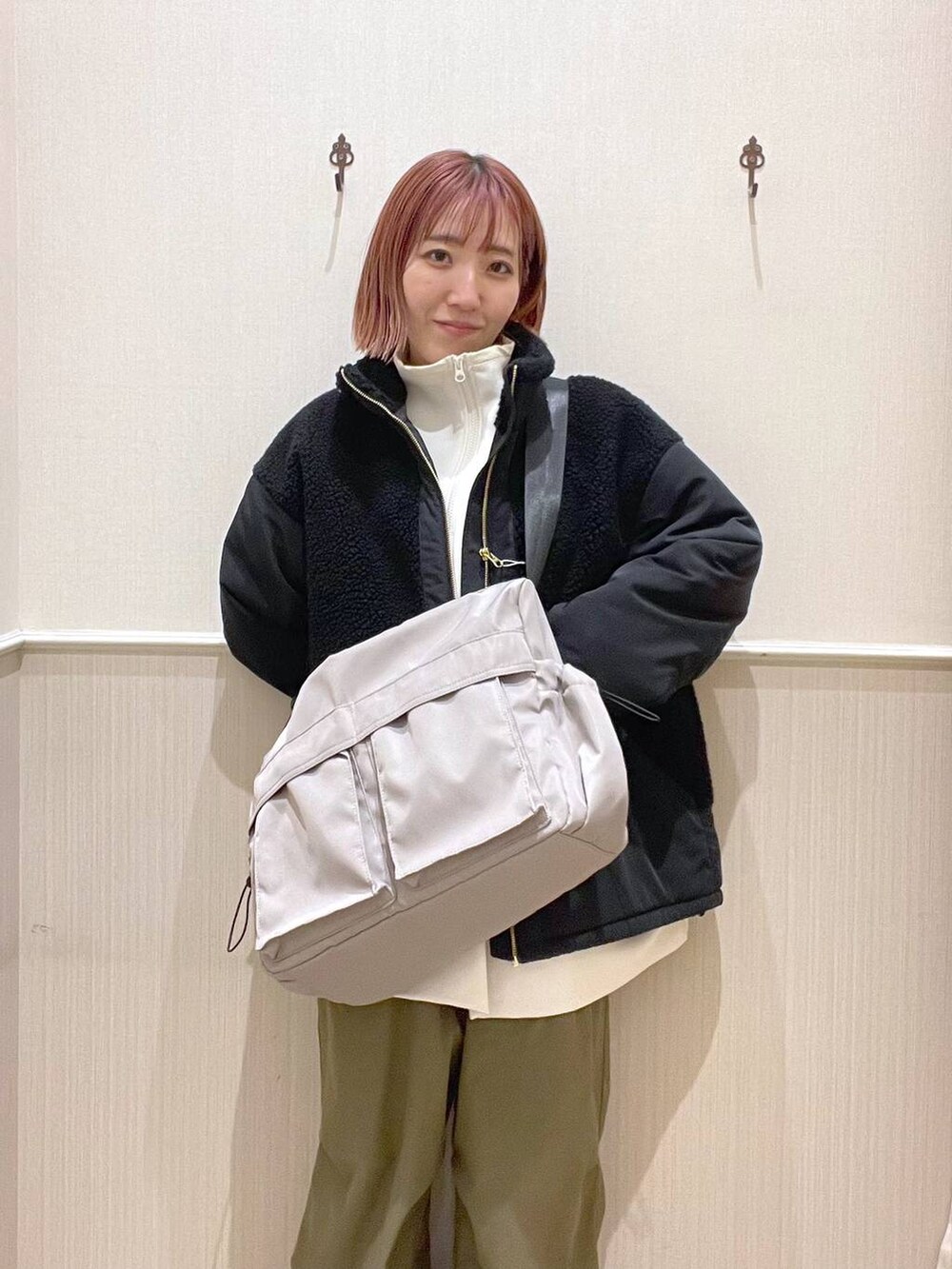 ホワイト系のTシャツ/カットソー、ブラック系のその他アウター、グリーン系のその他パンツを着用したレディースの冬コーディネートの2枚目の写真