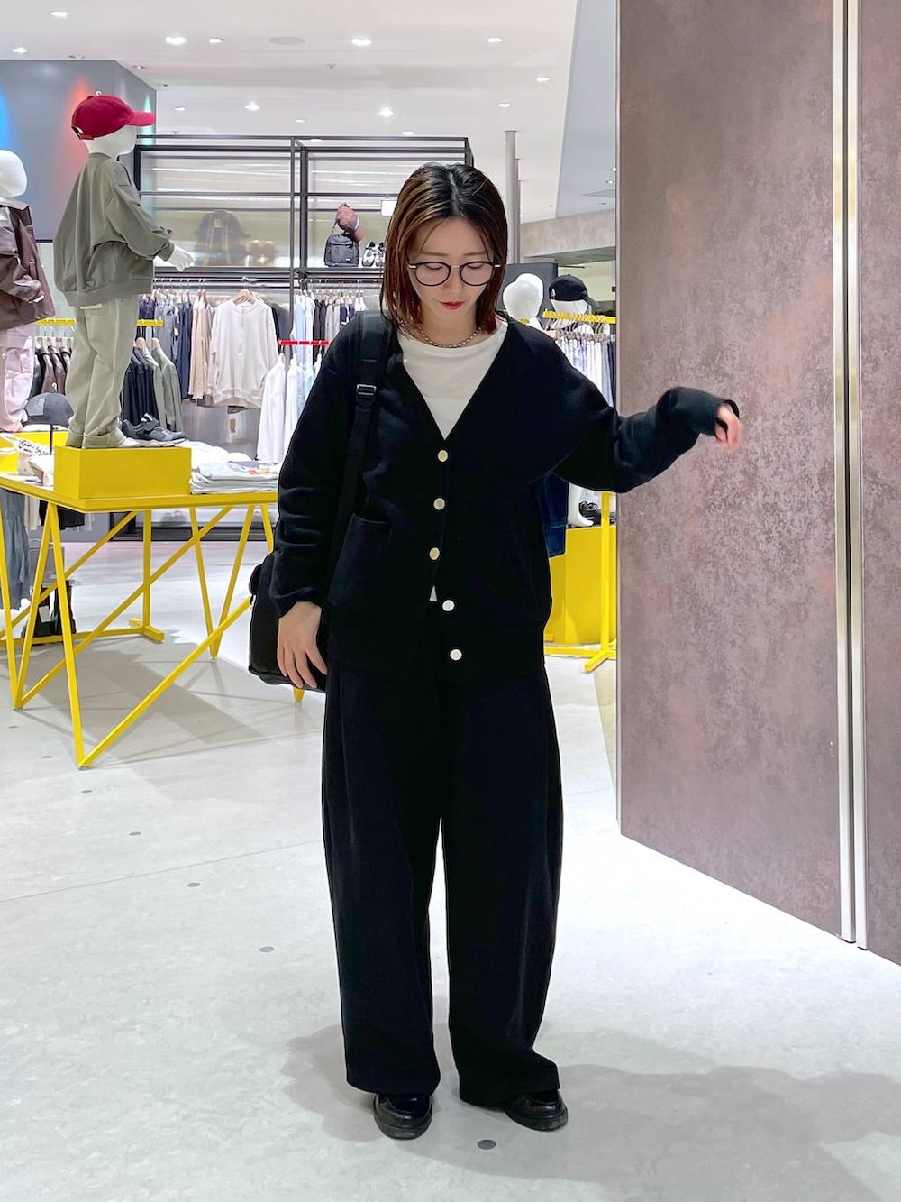 ブラック系のカーディガン/ボレロ、ブラック系のバックパック/リュック、ブラック系のスウェットパンツを着用したレディースの春コーディネートの3枚目の写真